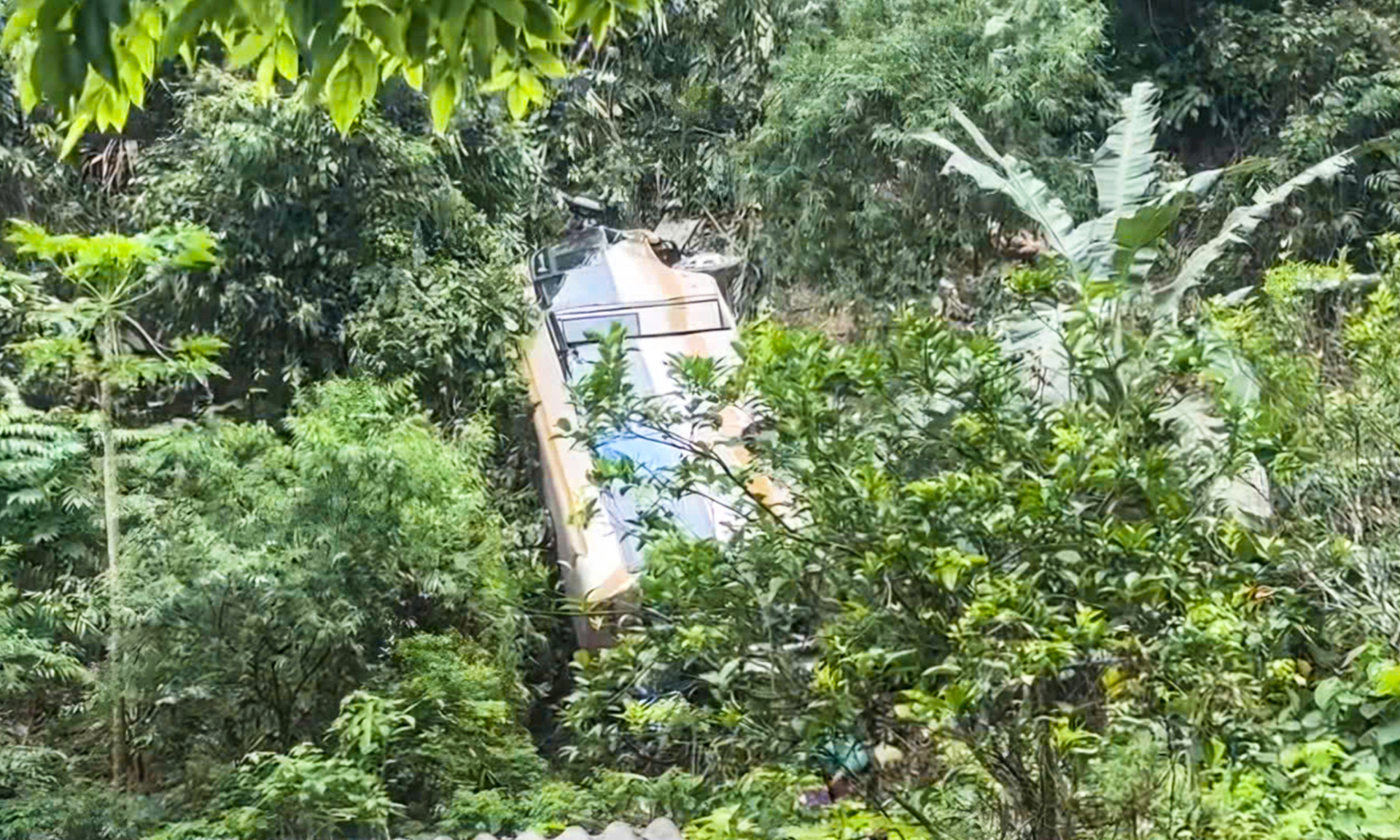 Hiện trường vụ xe khách chở 25 người lao xuống vực sâu 100m ở Sơn La - 1