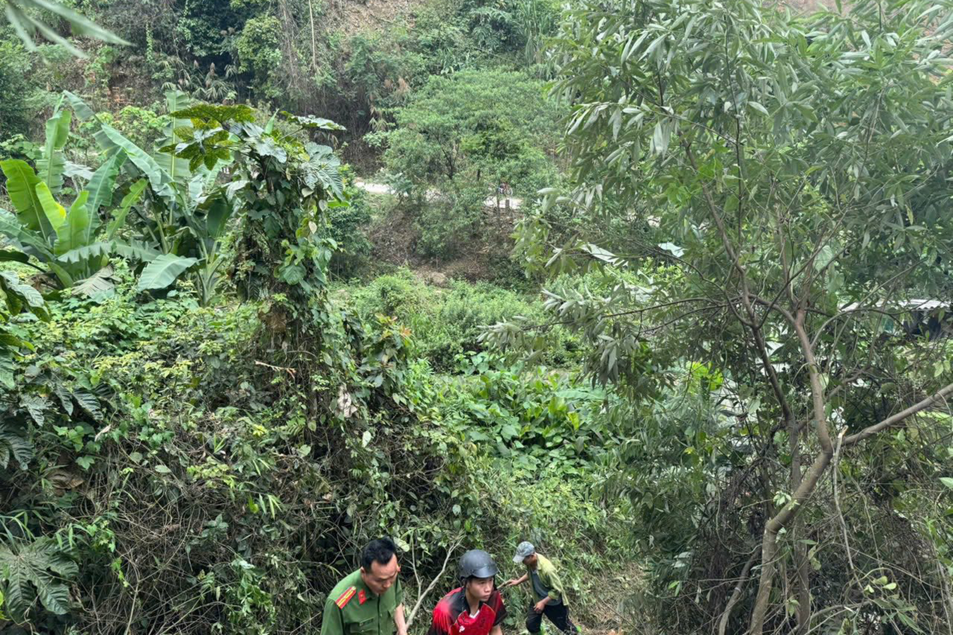 Hiện trường vụ xe khách chở 25 người lao xuống vực sâu 100m ở Sơn La - 3