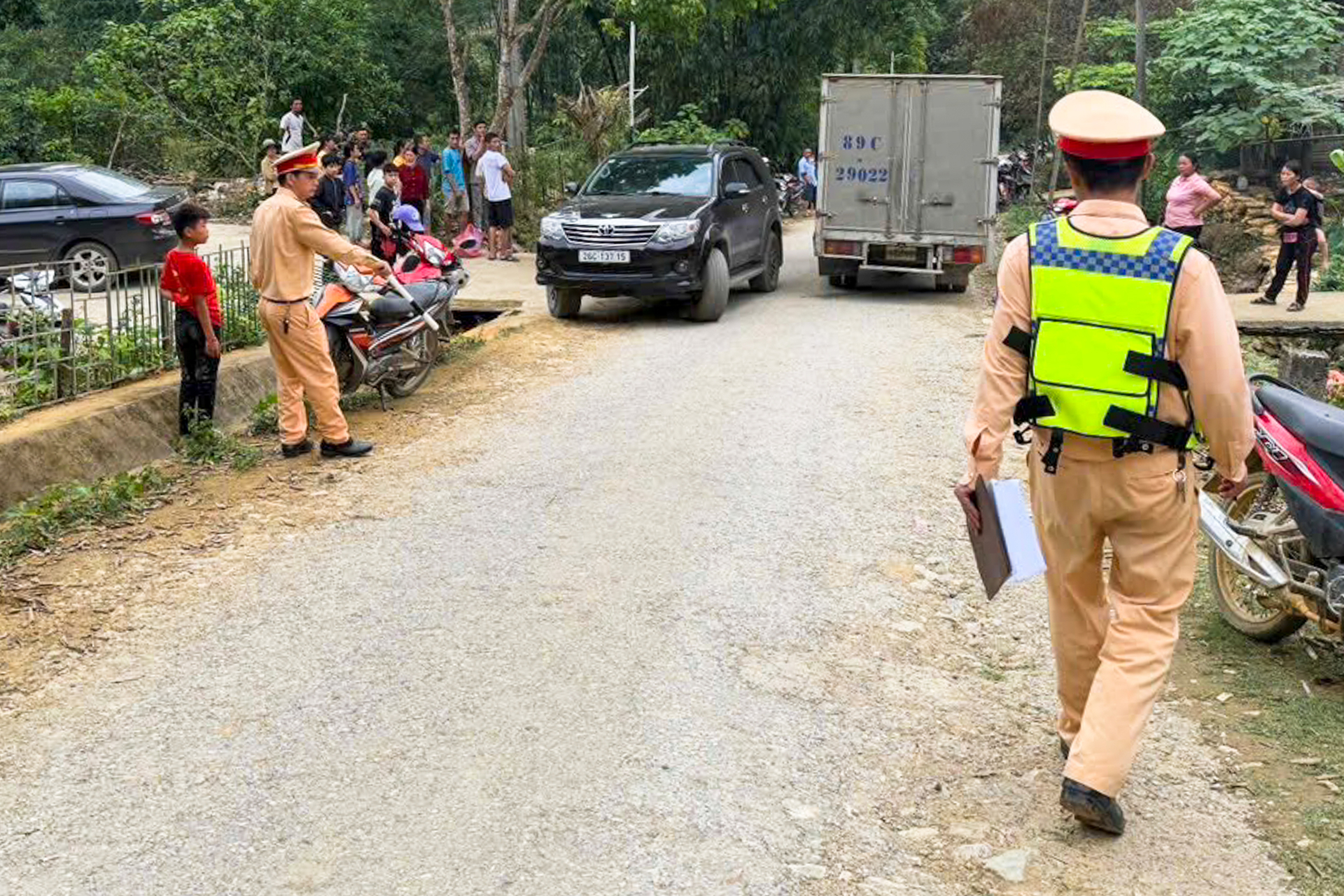 Hiện trường vụ xe khách chở 25 người lao xuống vực sâu 100m ở Sơn La - 9