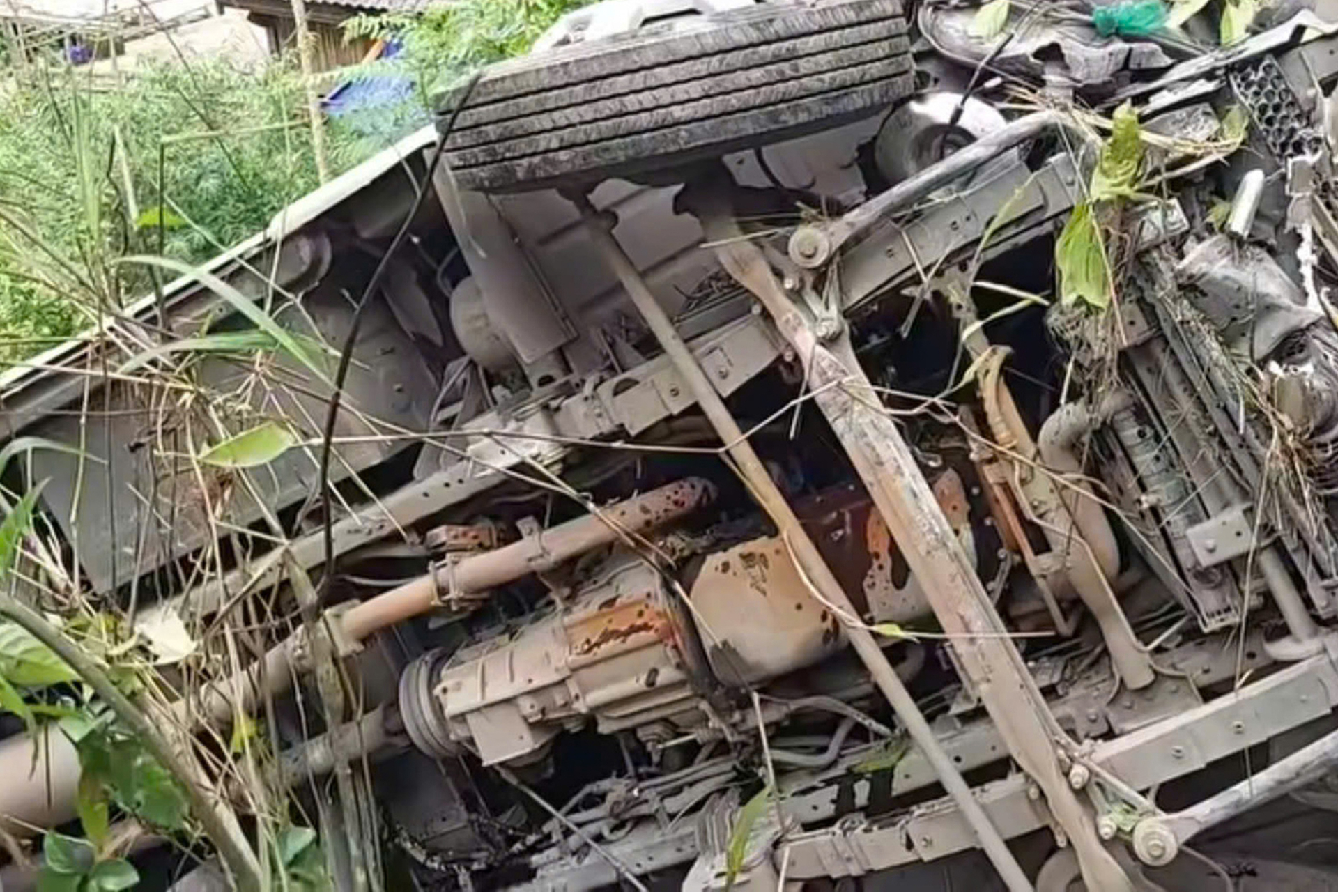 Hiện trường vụ xe khách chở 25 người lao xuống vực sâu 100m ở Sơn La - 5