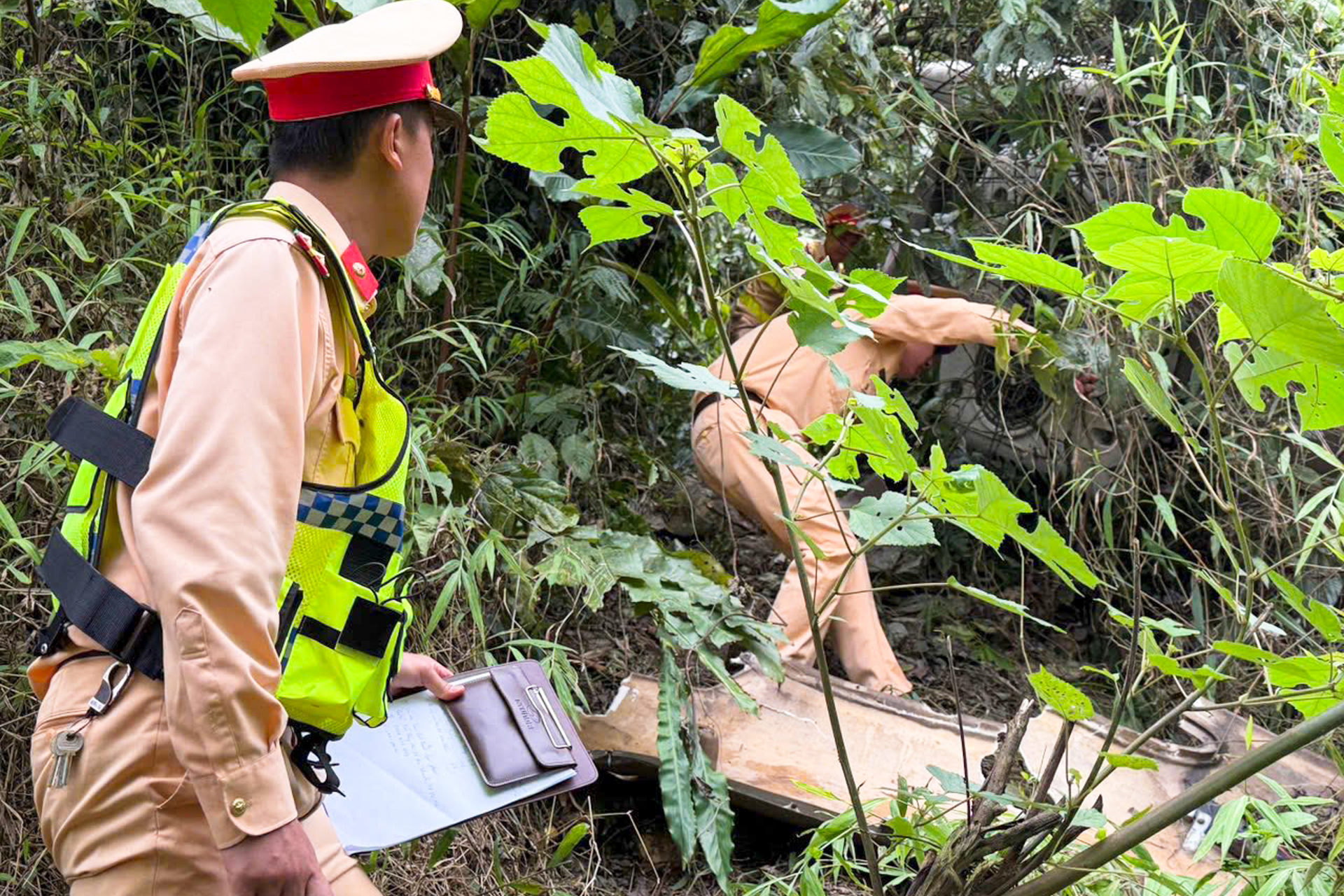 Hiện trường vụ xe khách chở 25 người lao xuống vực sâu 100m ở Sơn La - 6