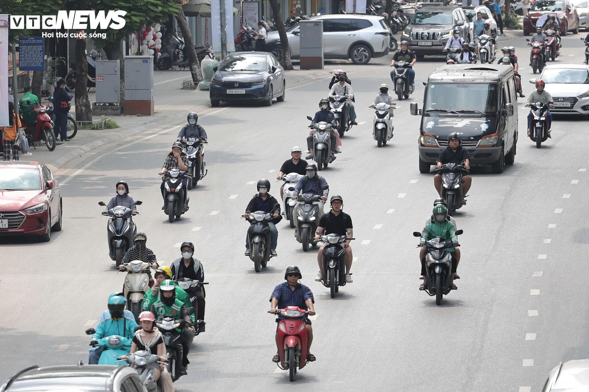 Chiều cuối kỳ nghỉ lễ, cửa ngõ Hà Nội ùn ứ nhẹ, nội đô thông thoáng lạ thường - 11