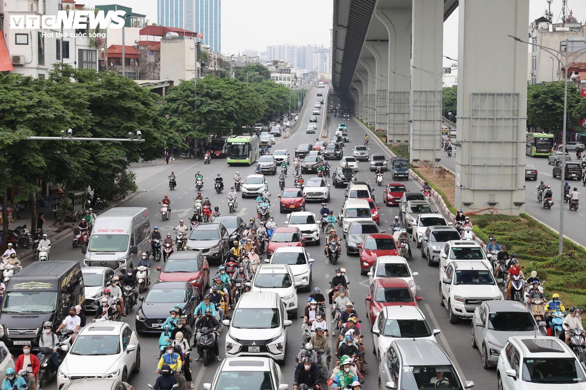 Chiều cuối kỳ nghỉ lễ, cửa ngõ Hà Nội ùn ứ nhẹ, nội đô thông thoáng lạ thường - 15