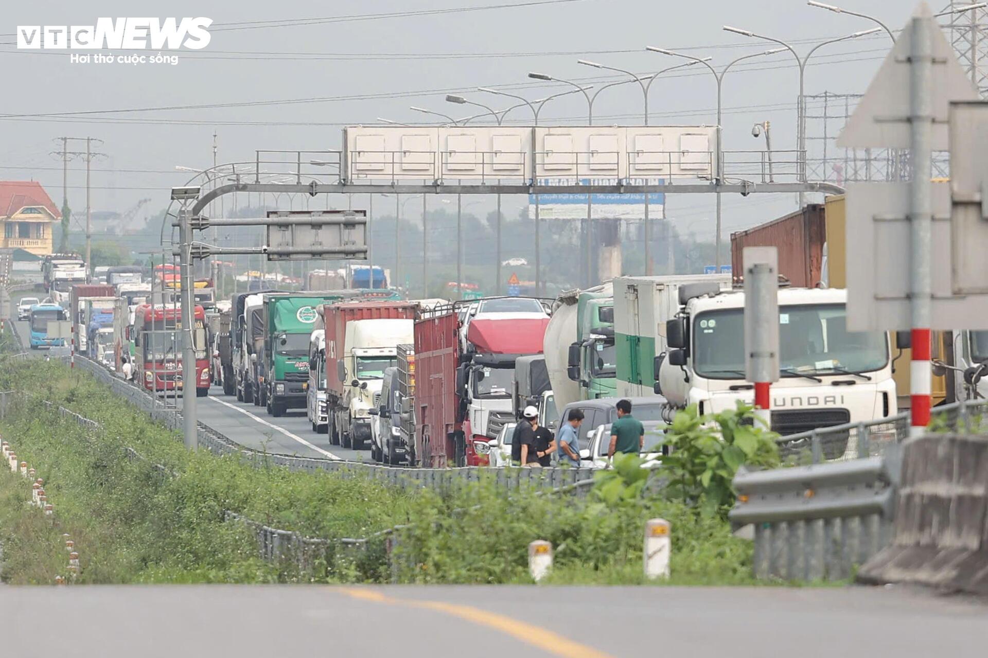 Chiều cuối kỳ nghỉ lễ, cửa ngõ Hà Nội ùn ứ nhẹ, nội đô thông thoáng lạ thường - 4