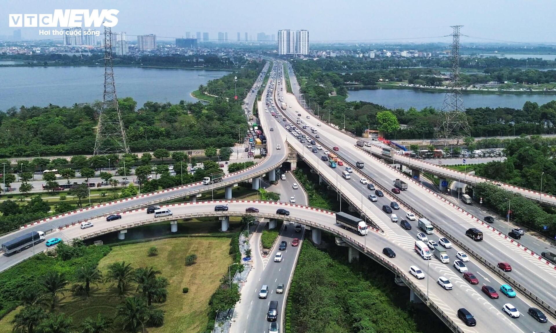 Chiều cuối kỳ nghỉ lễ, cửa ngõ Hà Nội ùn ứ nhẹ, nội đô thông thoáng lạ thường - 1