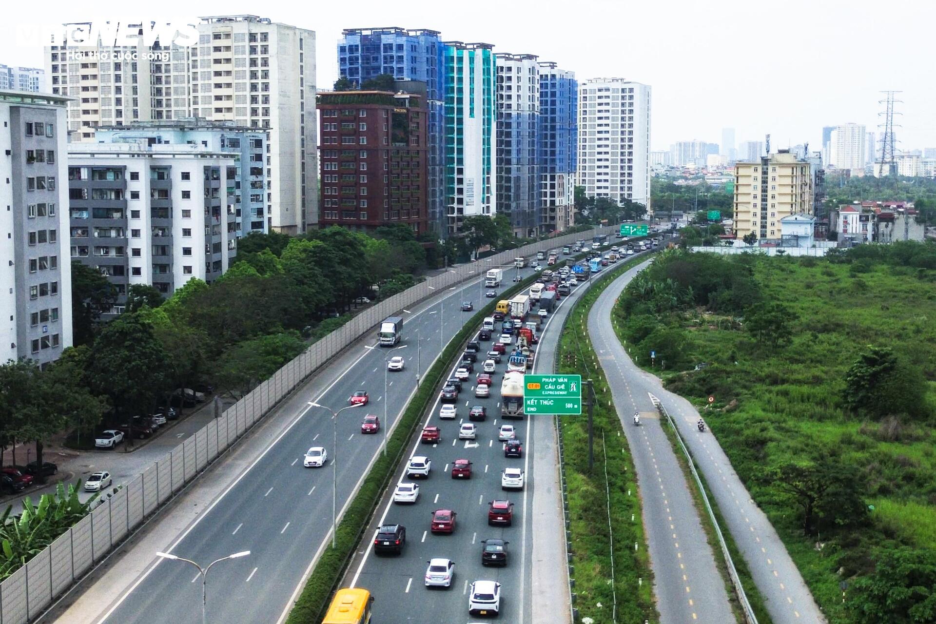 Chiều cuối kỳ nghỉ lễ, cửa ngõ Hà Nội ùn ứ nhẹ, nội đô thông thoáng lạ thường - 2