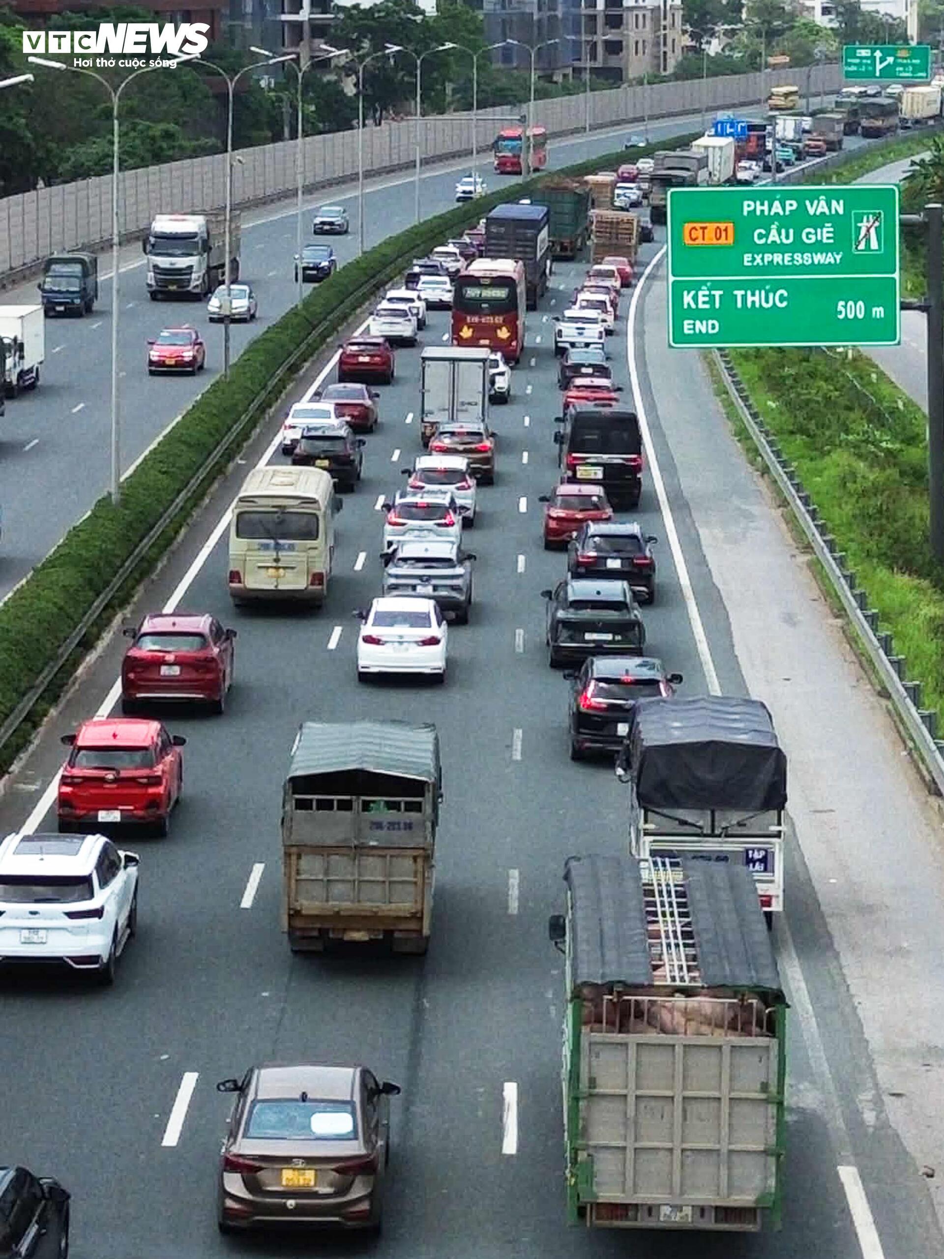 Chiều cuối kỳ nghỉ lễ, cửa ngõ Hà Nội ùn ứ nhẹ, nội đô thông thoáng lạ thường - 3