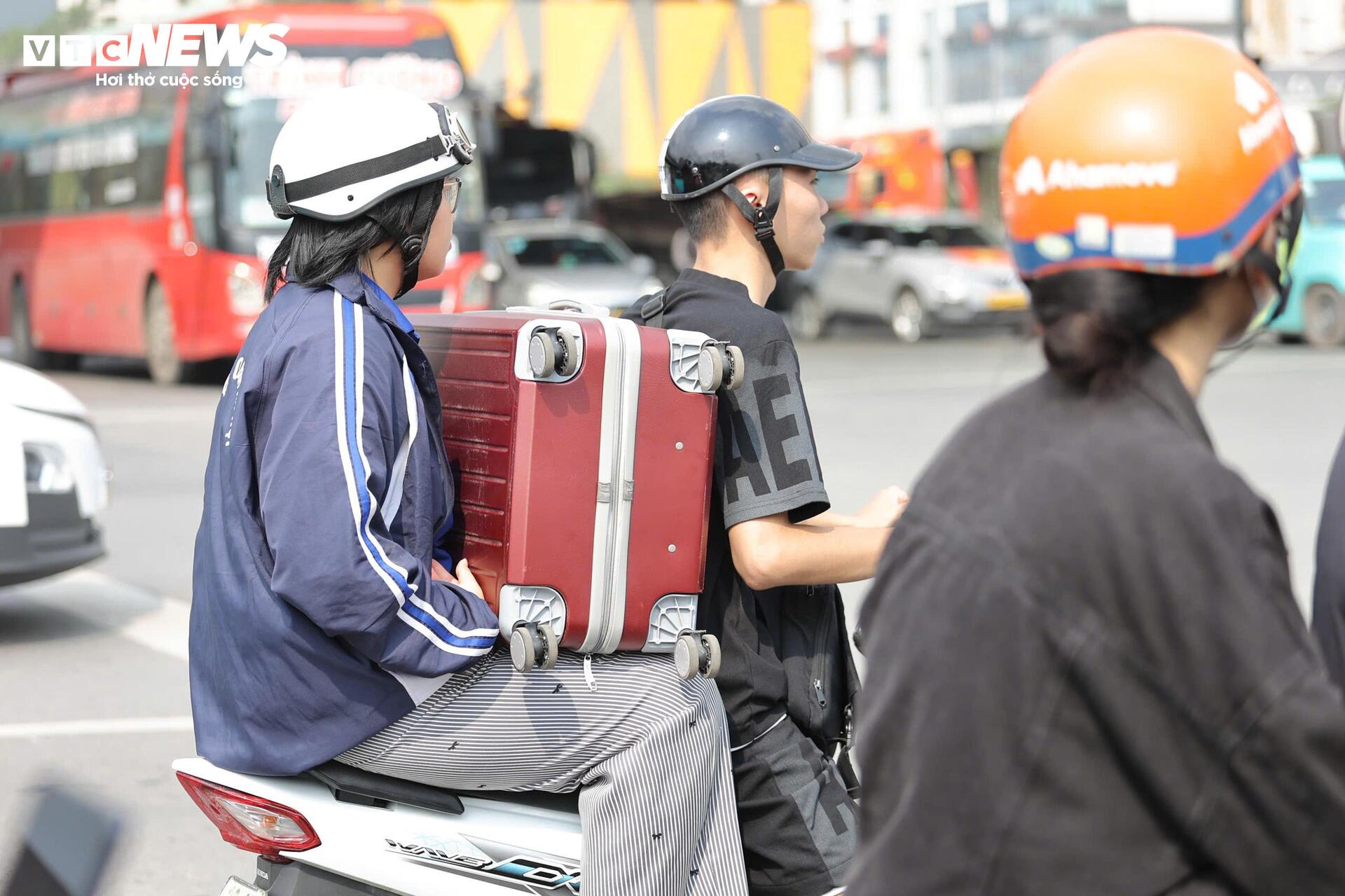 Chiều cuối kỳ nghỉ lễ, cửa ngõ Hà Nội ùn ứ nhẹ, nội đô thông thoáng lạ thường - 7