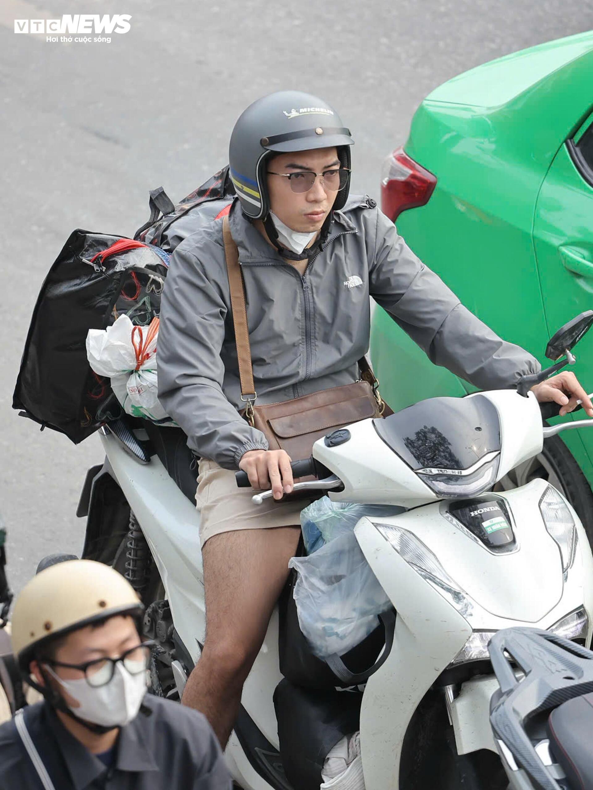 Chiều cuối kỳ nghỉ lễ, cửa ngõ Hà Nội ùn ứ nhẹ, nội đô thông thoáng lạ thường - 8