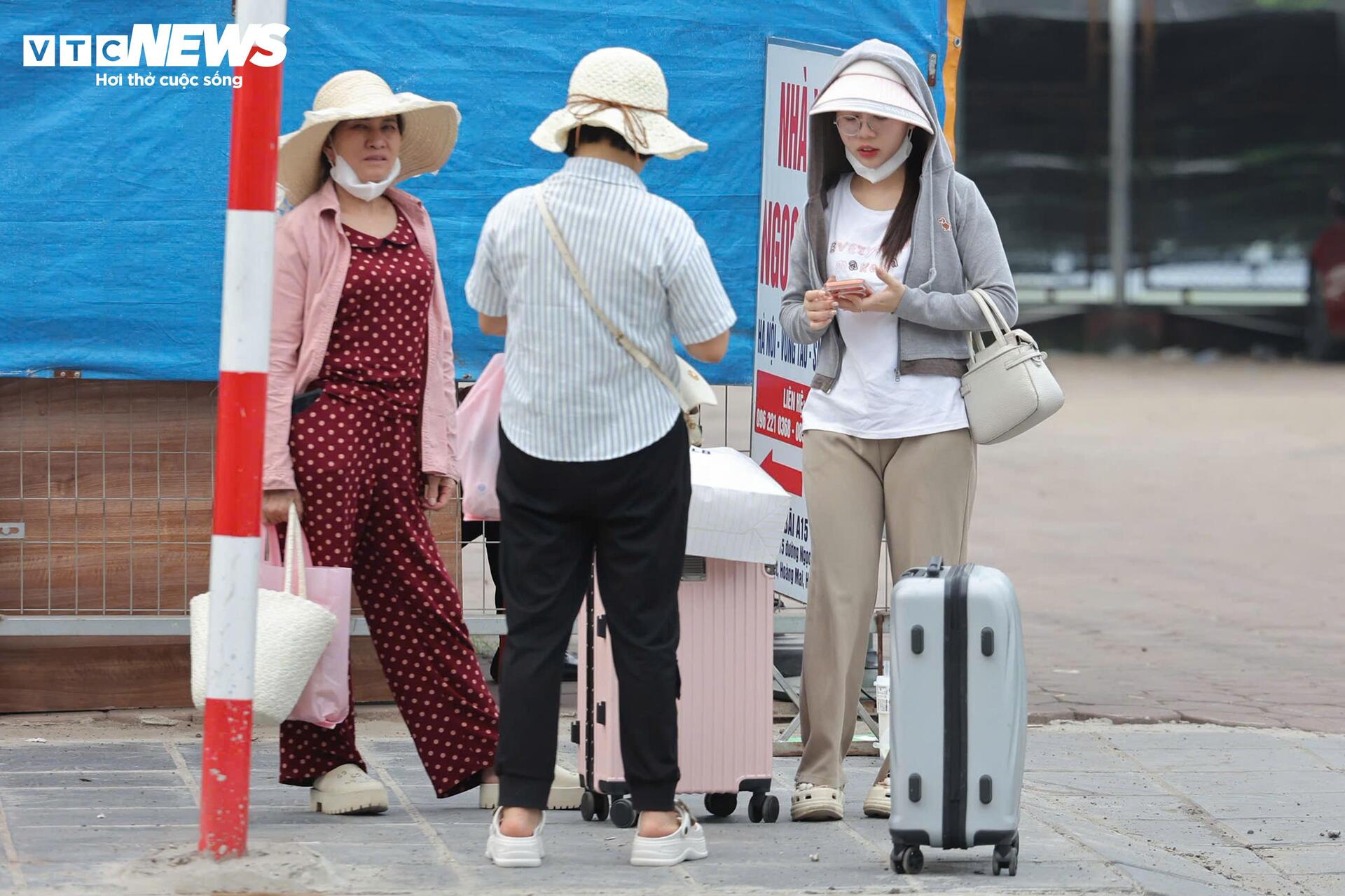 Chiều cuối kỳ nghỉ lễ, cửa ngõ Hà Nội ùn ứ nhẹ, nội đô thông thoáng lạ thường - 9