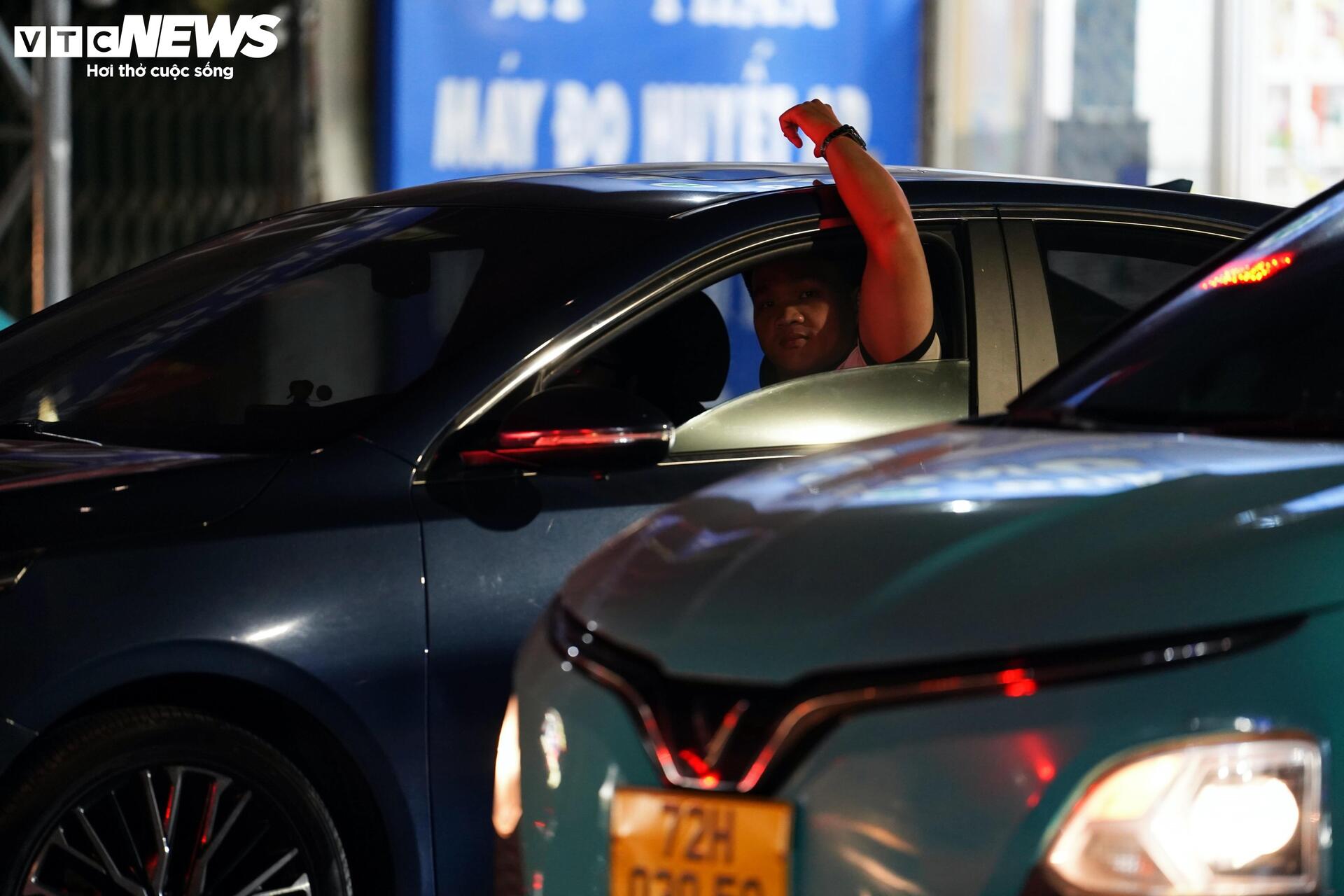 Ùn tắc đến khuya ở phà Cát Lái, tài xế chờ hàng giờ để trở về TP.HCM - 8