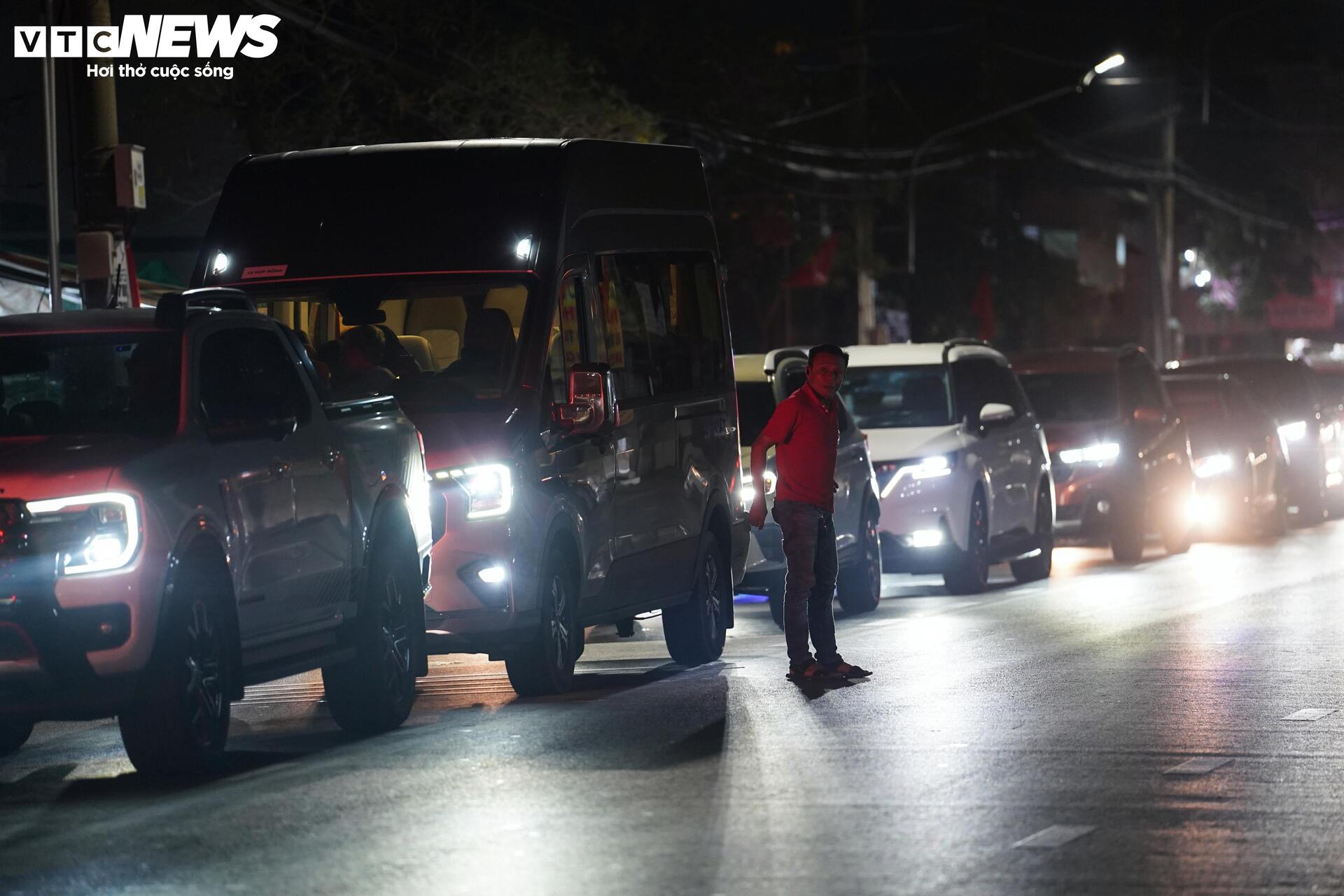 Ùn tắc đến khuya ở phà Cát Lái, tài xế chờ hàng giờ để trở về TP.HCM - 7