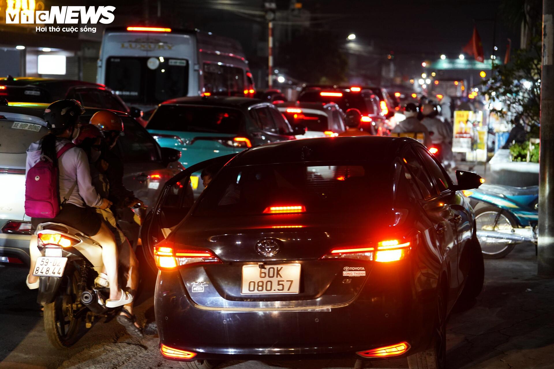 Ùn tắc đến khuya ở phà Cát Lái, tài xế chờ hàng giờ để trở về TP.HCM - 3