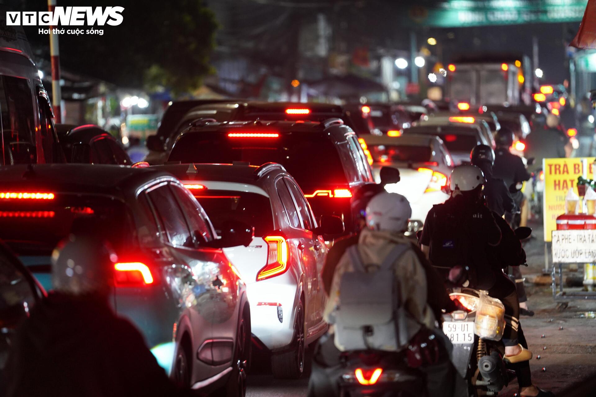 Ùn tắc đến khuya ở phà Cát Lái, tài xế chờ hàng giờ để trở về TP.HCM - 2