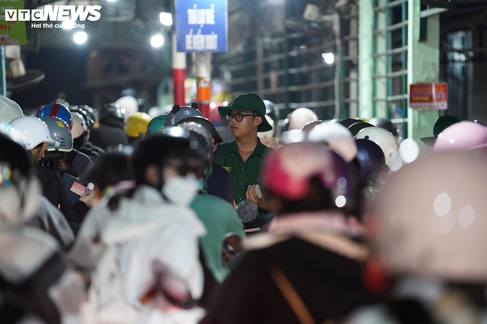 Ùn tắc đến khuya ở phà Cát Lái, tài xế chờ hàng giờ để trở về TP.HCM - 4