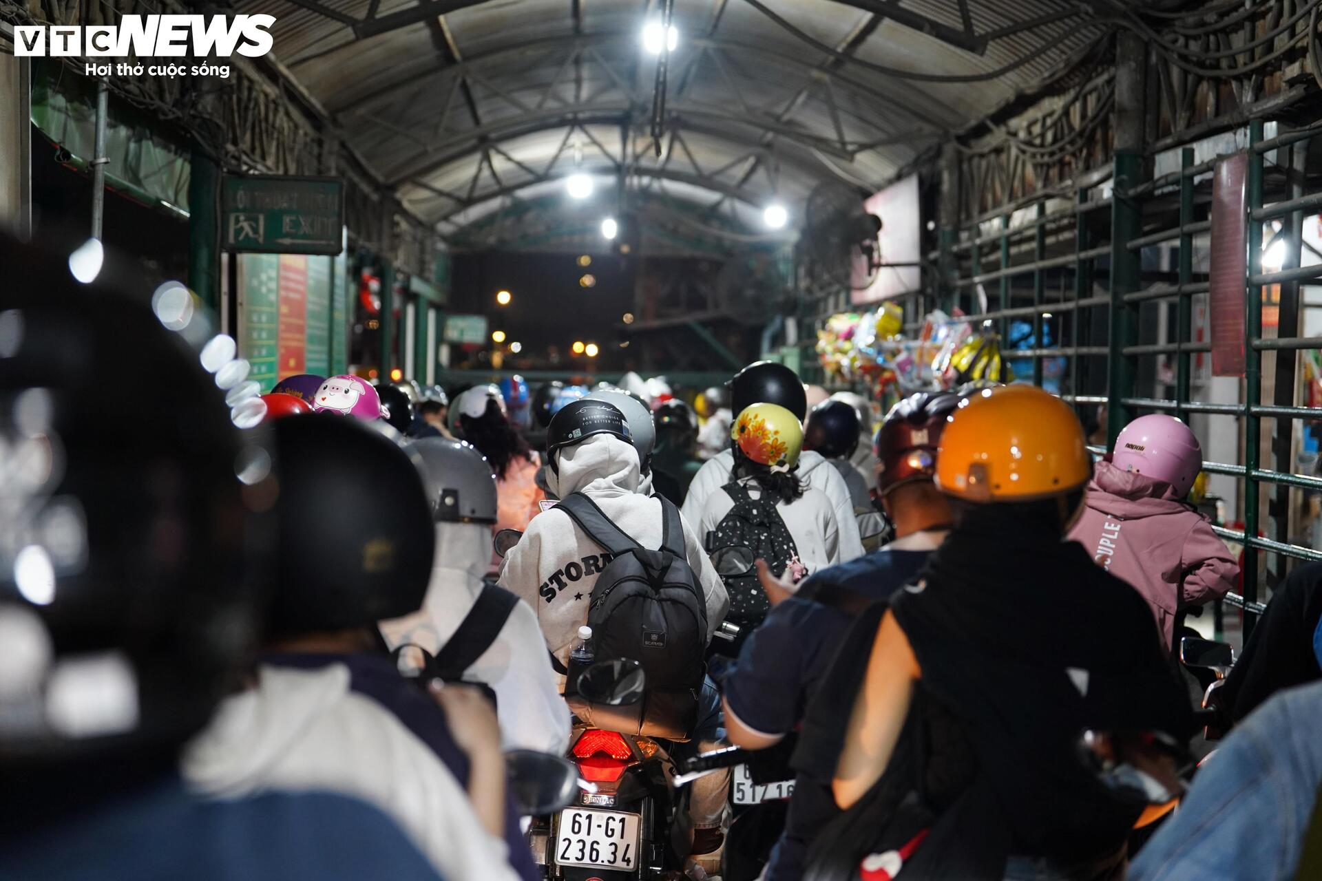 Ùn tắc đến khuya ở phà Cát Lái, tài xế chờ hàng giờ để trở về TP.HCM - 6