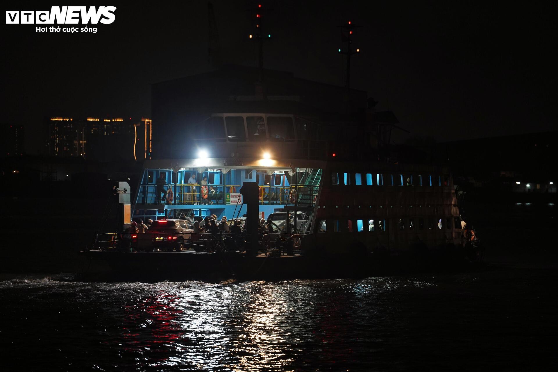 Ùn tắc đến khuya ở phà Cát Lái, tài xế chờ hàng giờ để trở về TP.HCM - 10