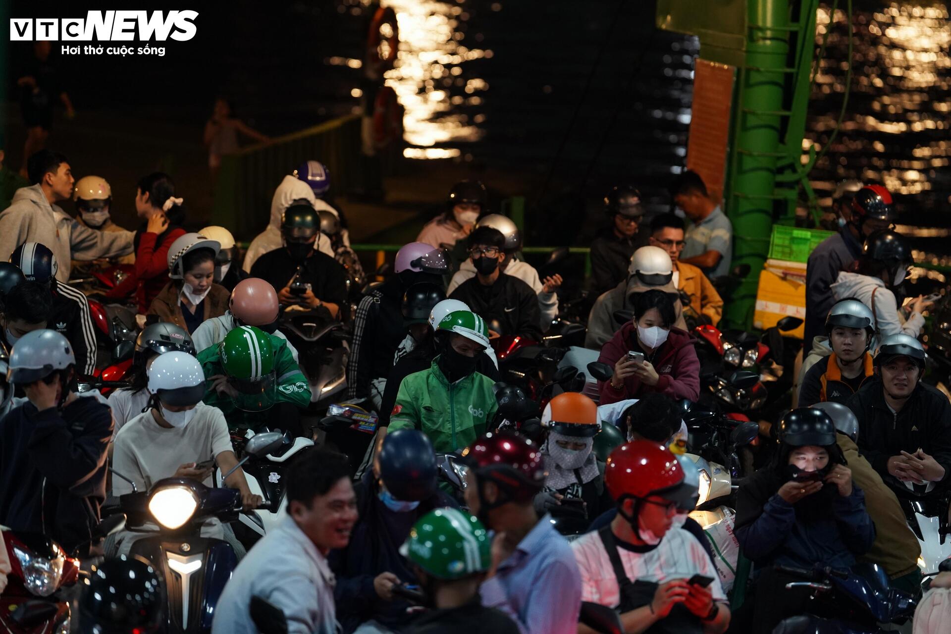 Ùn tắc đến khuya ở phà Cát Lái, tài xế chờ hàng giờ để trở về TP.HCM - 12