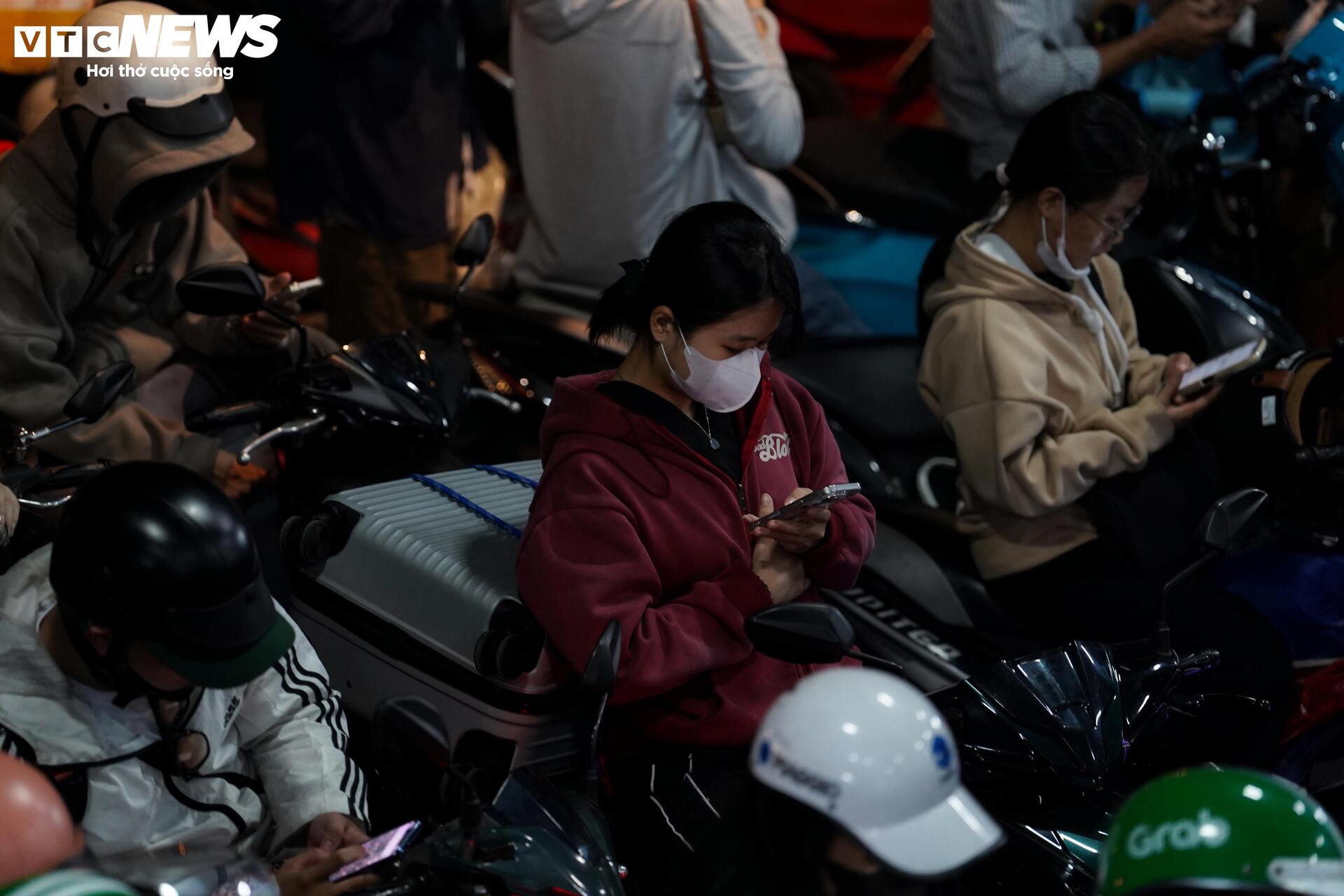 Ùn tắc đến khuya ở phà Cát Lái, tài xế chờ hàng giờ để trở về TP.HCM - 9