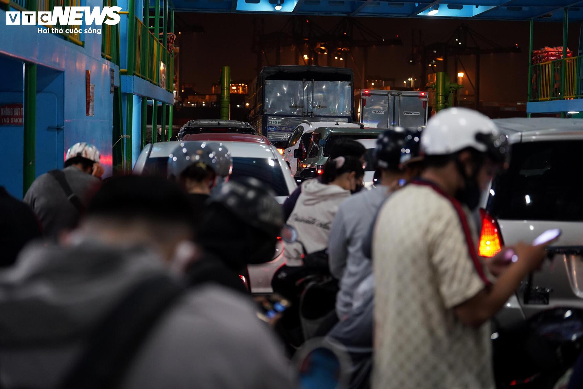 Ùn tắc đến khuya ở phà Cát Lái, tài xế chờ hàng giờ để trở về TP.HCM - 13