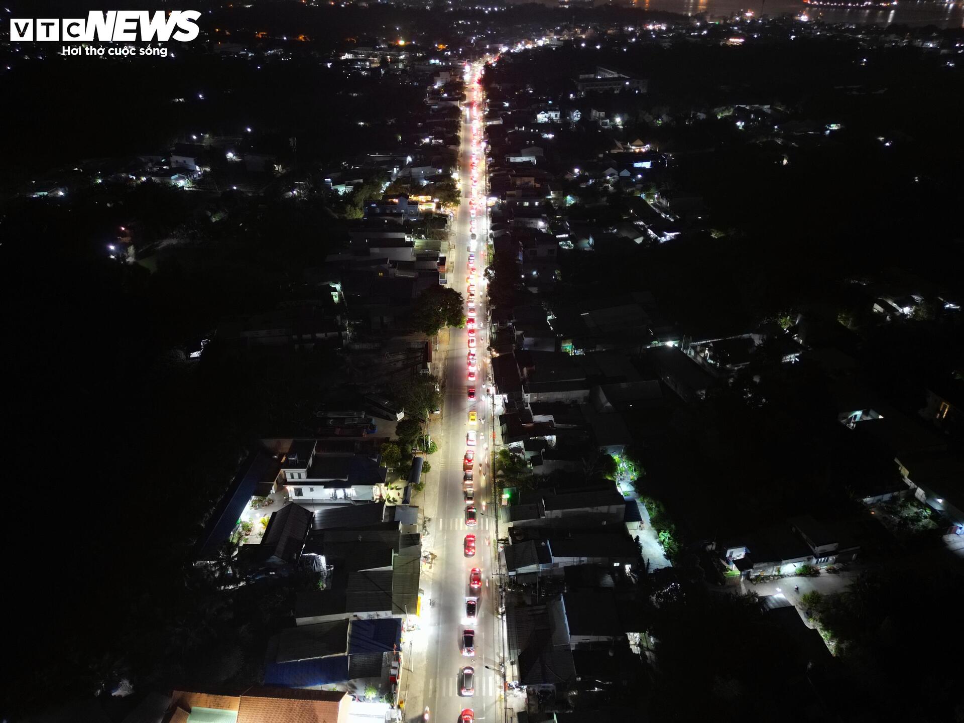 Ùn tắc đến khuya ở phà Cát Lái, tài xế chờ hàng giờ để trở về TP.HCM - 1