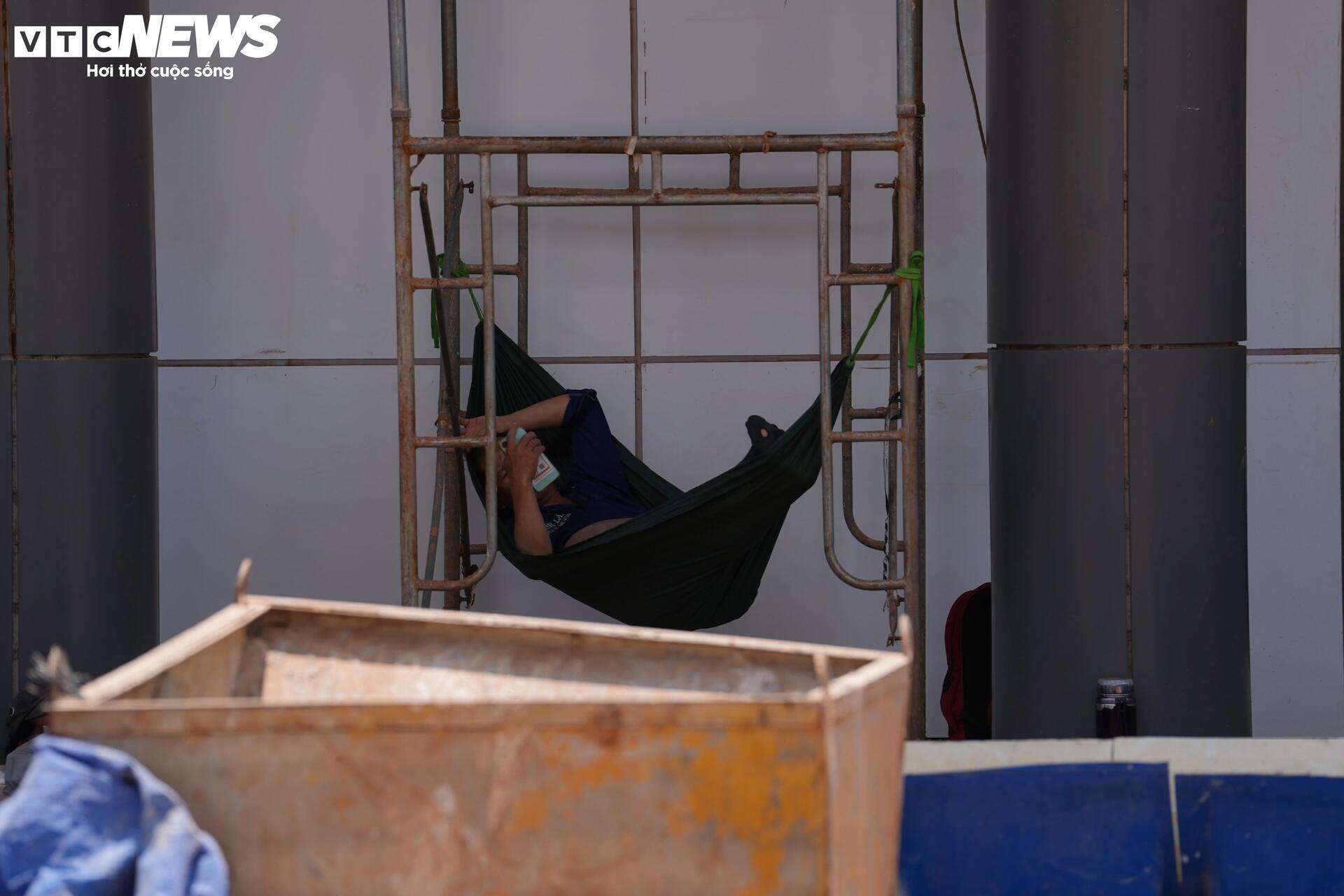 'Bữa cơm nhanh, giấc ngủ vội' giữa nắng gắt ở đại công trường sân bay Long Thành - 10