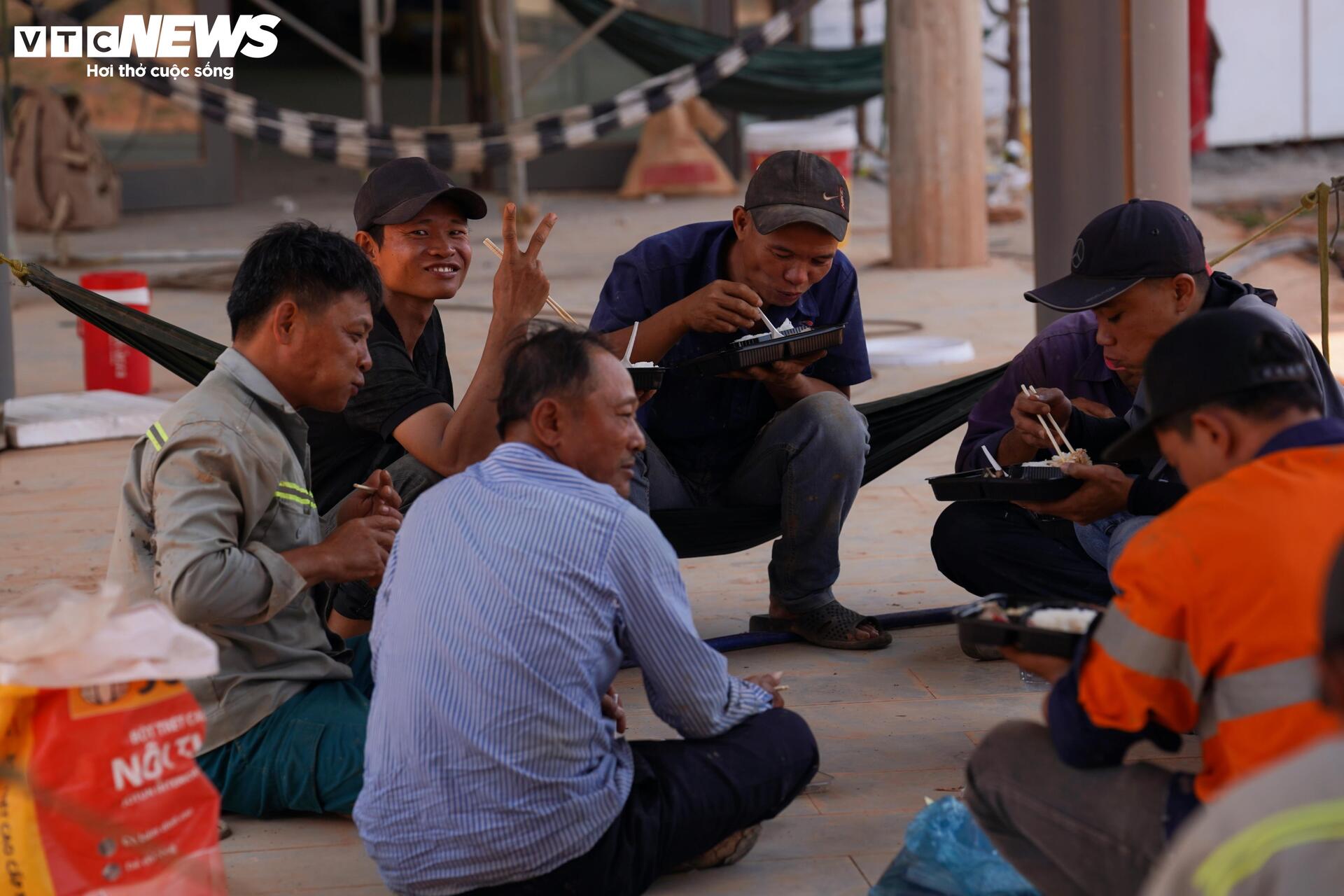 'Bữa cơm nhanh, giấc ngủ vội' giữa nắng gắt ở đại công trường sân bay Long Thành - 6