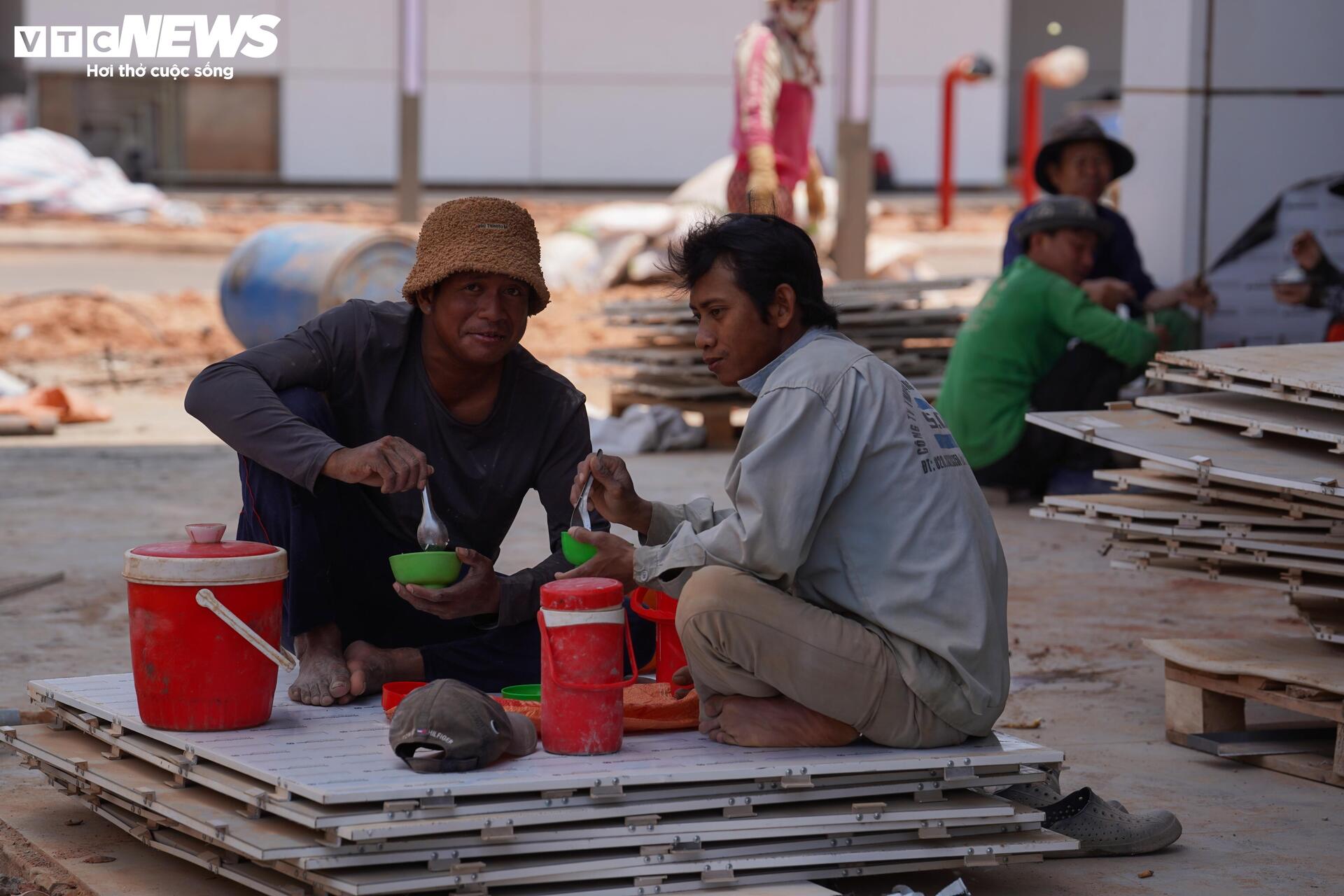 'Bữa cơm nhanh, giấc ngủ vội' giữa nắng gắt ở đại công trường sân bay Long Thành - 5