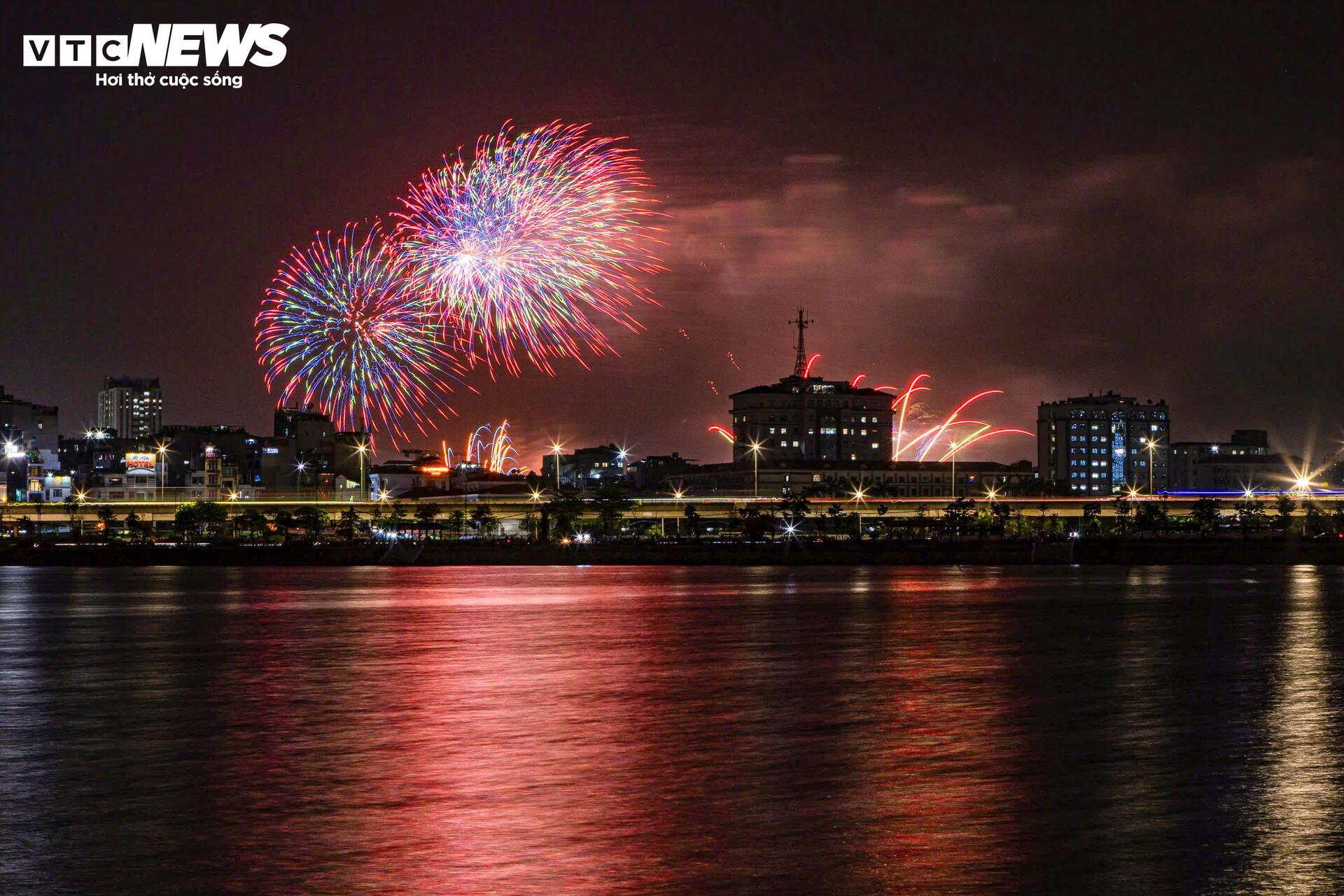 Pháo hoa rực sáng bầu trời Hà Nội trong đêm concert 'Âm vang Tổ quốc' - 6