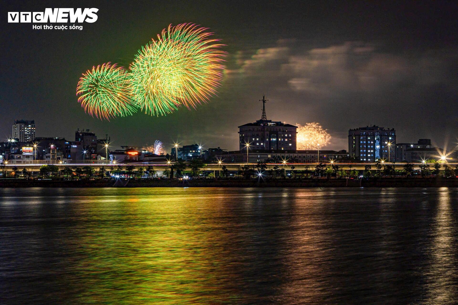 Pháo hoa rực sáng bầu trời Hà Nội trong đêm concert 'Âm vang Tổ quốc' - 8