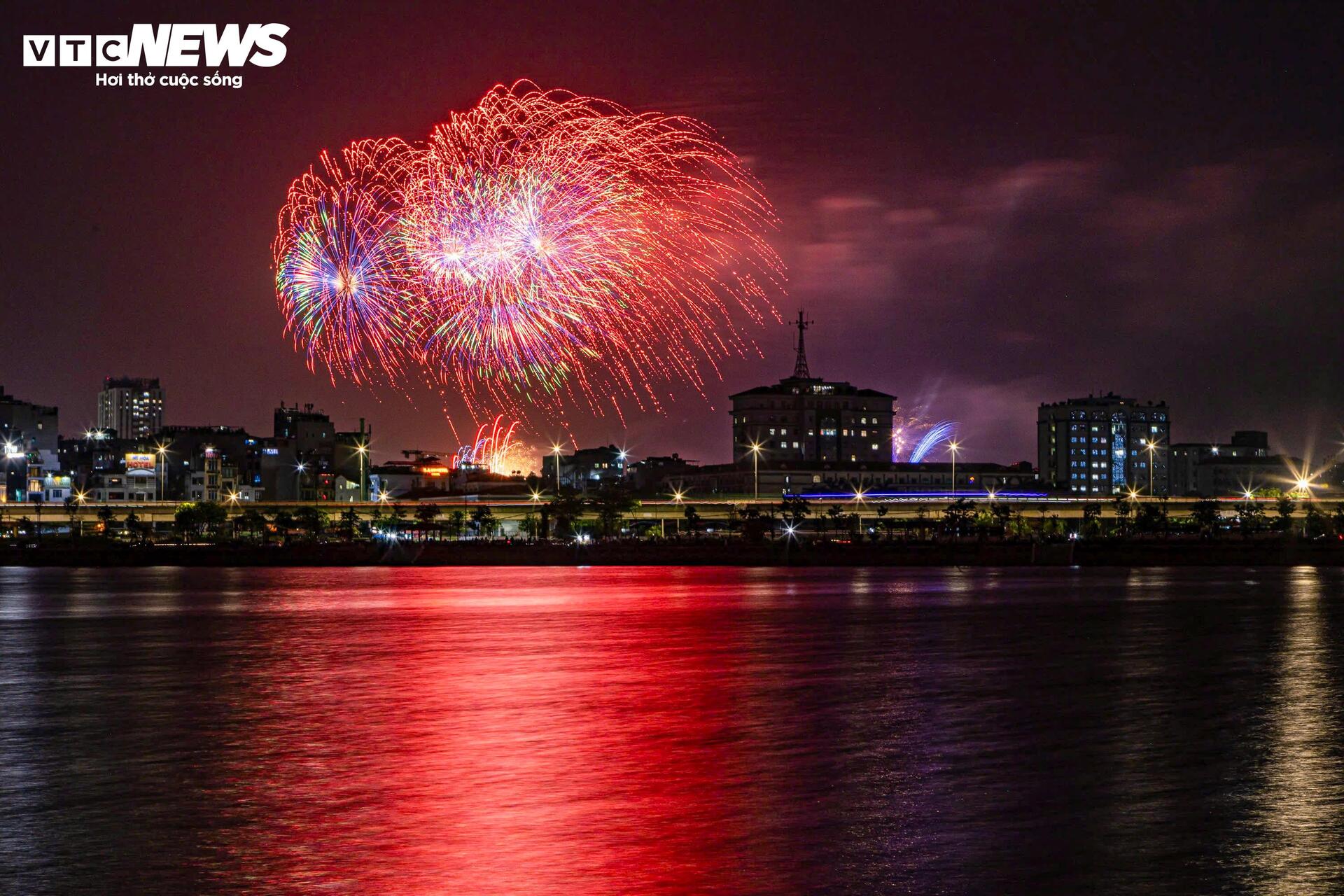 Pháo hoa rực sáng bầu trời Hà Nội trong đêm concert 'Âm vang Tổ quốc' - 7