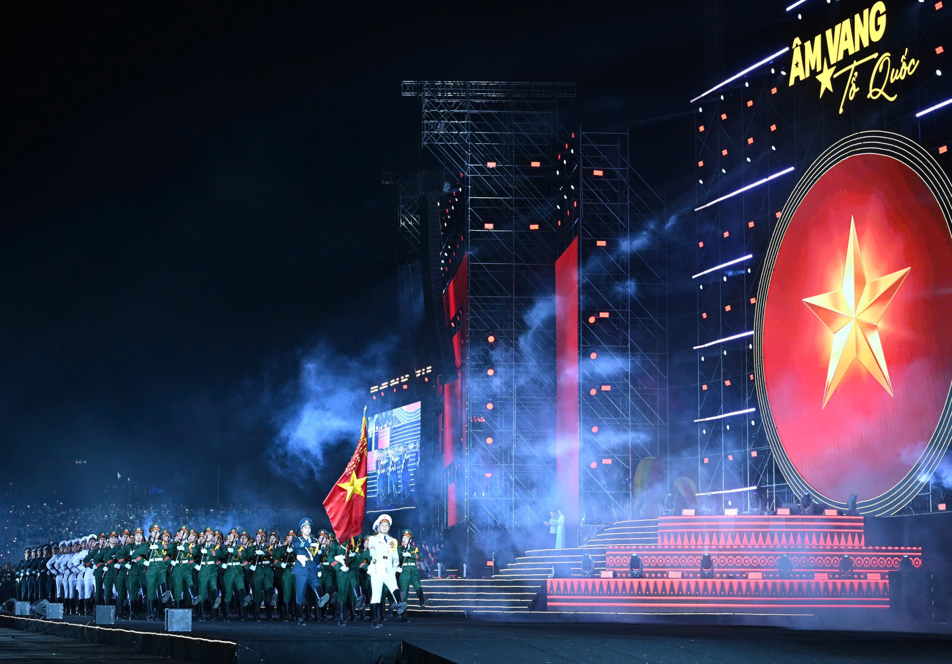 Pháo hoa rực sáng bầu trời Hà Nội trong đêm concert 'Âm vang Tổ quốc' - 9