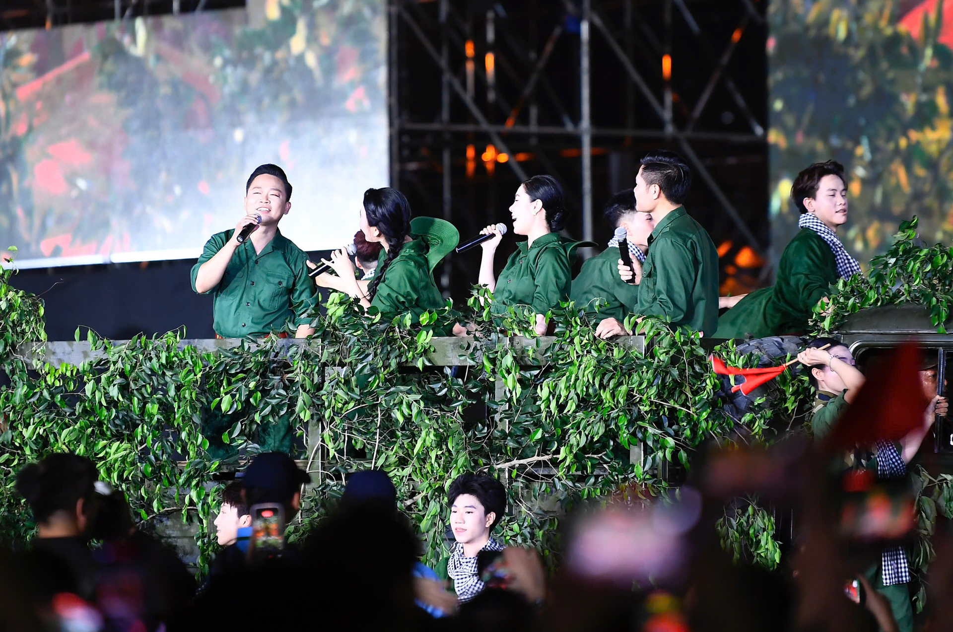 Pháo hoa rực sáng bầu trời Hà Nội trong đêm concert 'Âm vang Tổ quốc' - 11