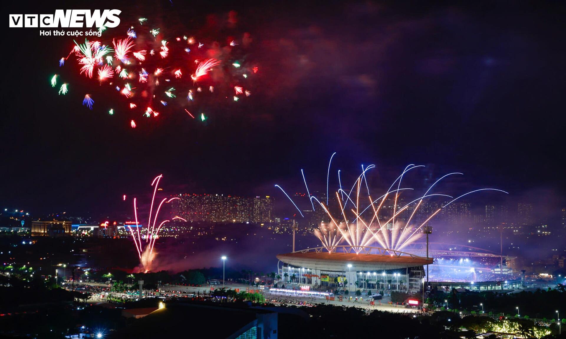 Pháo hoa rực sáng bầu trời Hà Nội trong đêm concert 'Âm vang Tổ quốc' - 2