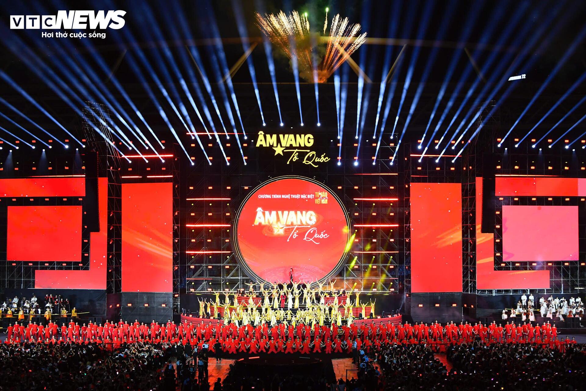 Pháo hoa rực sáng bầu trời Hà Nội trong đêm concert 'Âm vang Tổ quốc' - 1