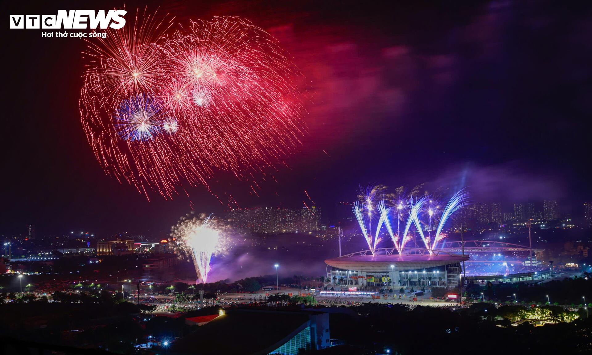 Pháo hoa rực sáng bầu trời Hà Nội trong đêm concert 'Âm vang Tổ quốc' - 3