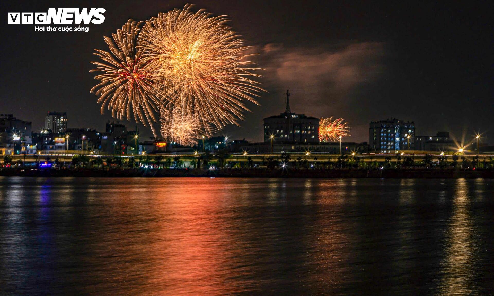 Pháo hoa rực sáng bầu trời Hà Nội trong đêm concert 'Âm vang Tổ quốc' - 4