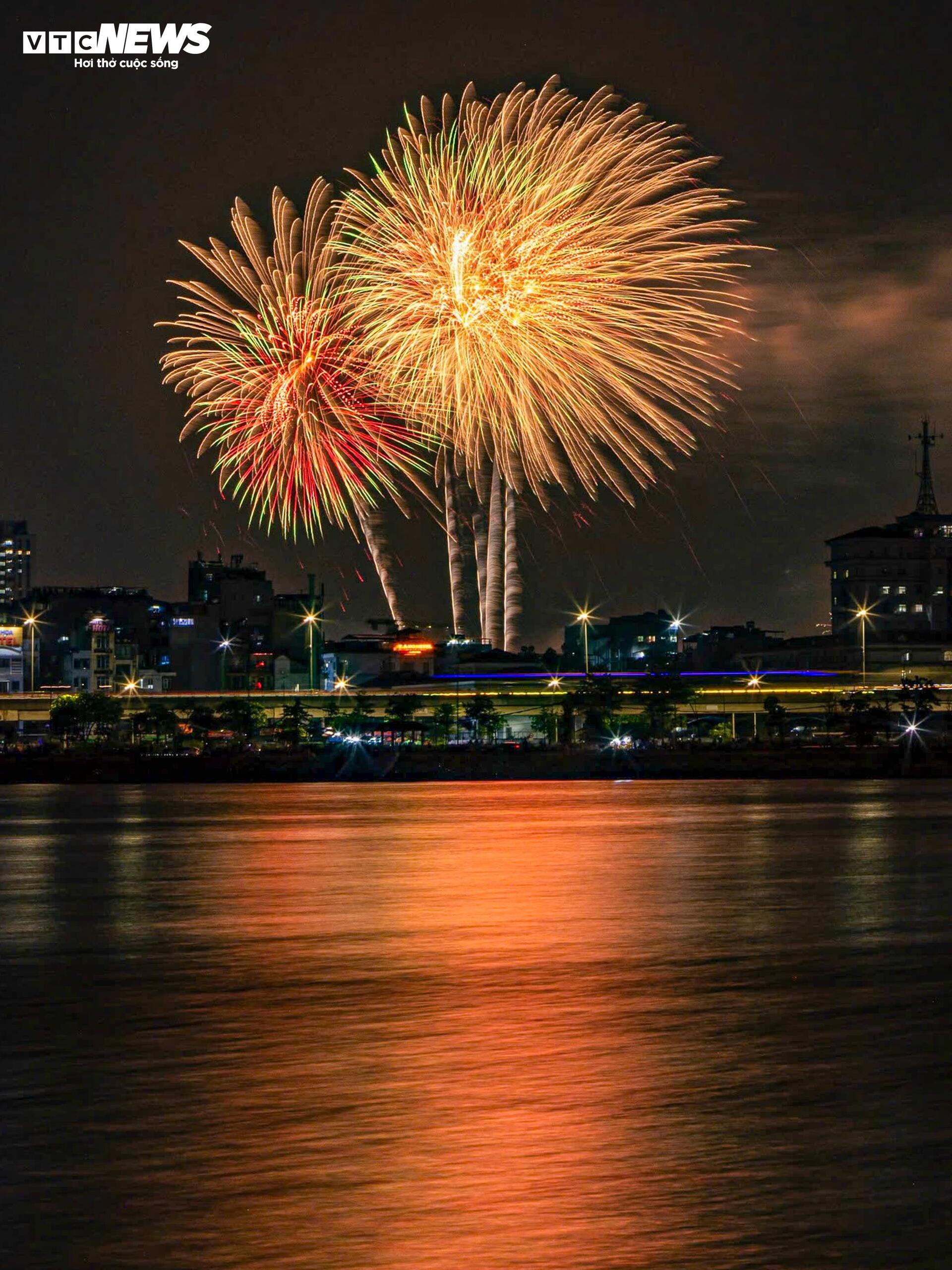 Pháo hoa rực sáng bầu trời Hà Nội trong đêm concert 'Âm vang Tổ quốc' - 5