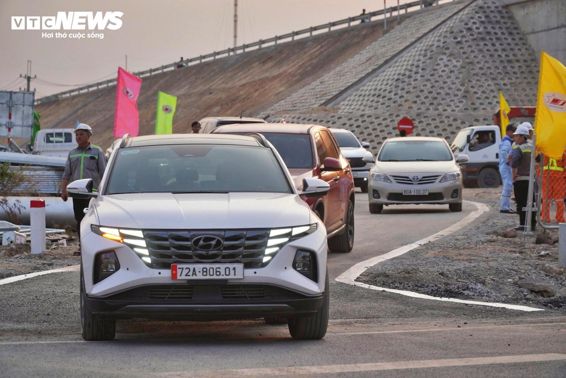 Cao tốc Biên Hòa – Vũng Tàu đón những phương tiện đầu tiên - 2