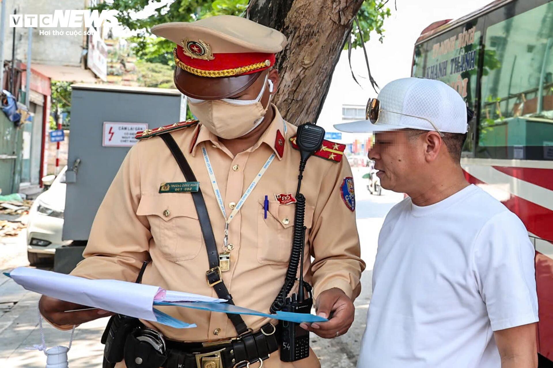 CSGT Hà Nội tăng cường kiểm tra, xử lý xe khách vi phạm dịp nghỉ lễ - 11