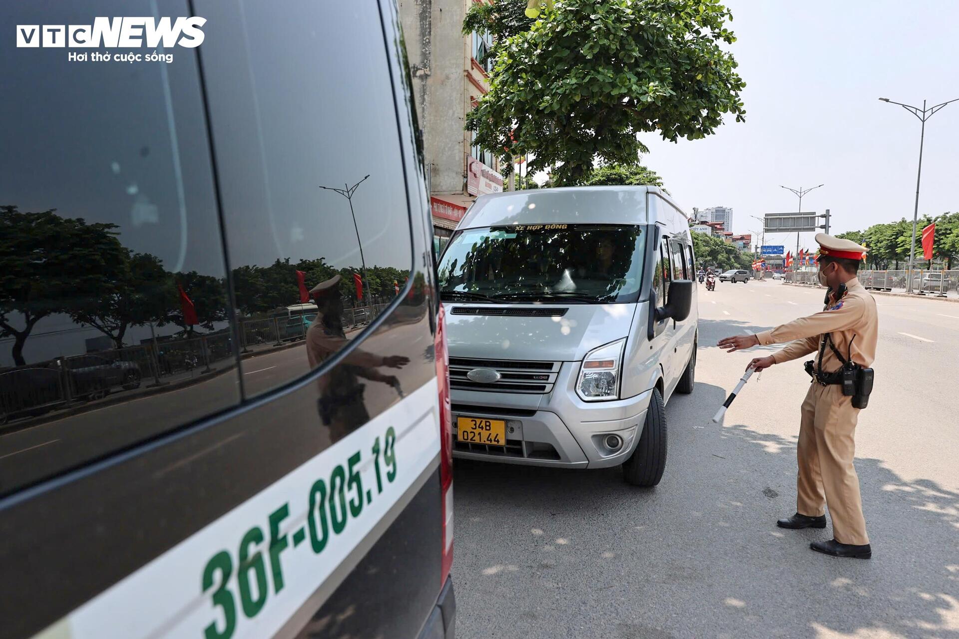 CSGT Hà Nội tăng cường kiểm tra, xử lý xe khách vi phạm dịp nghỉ lễ - 9