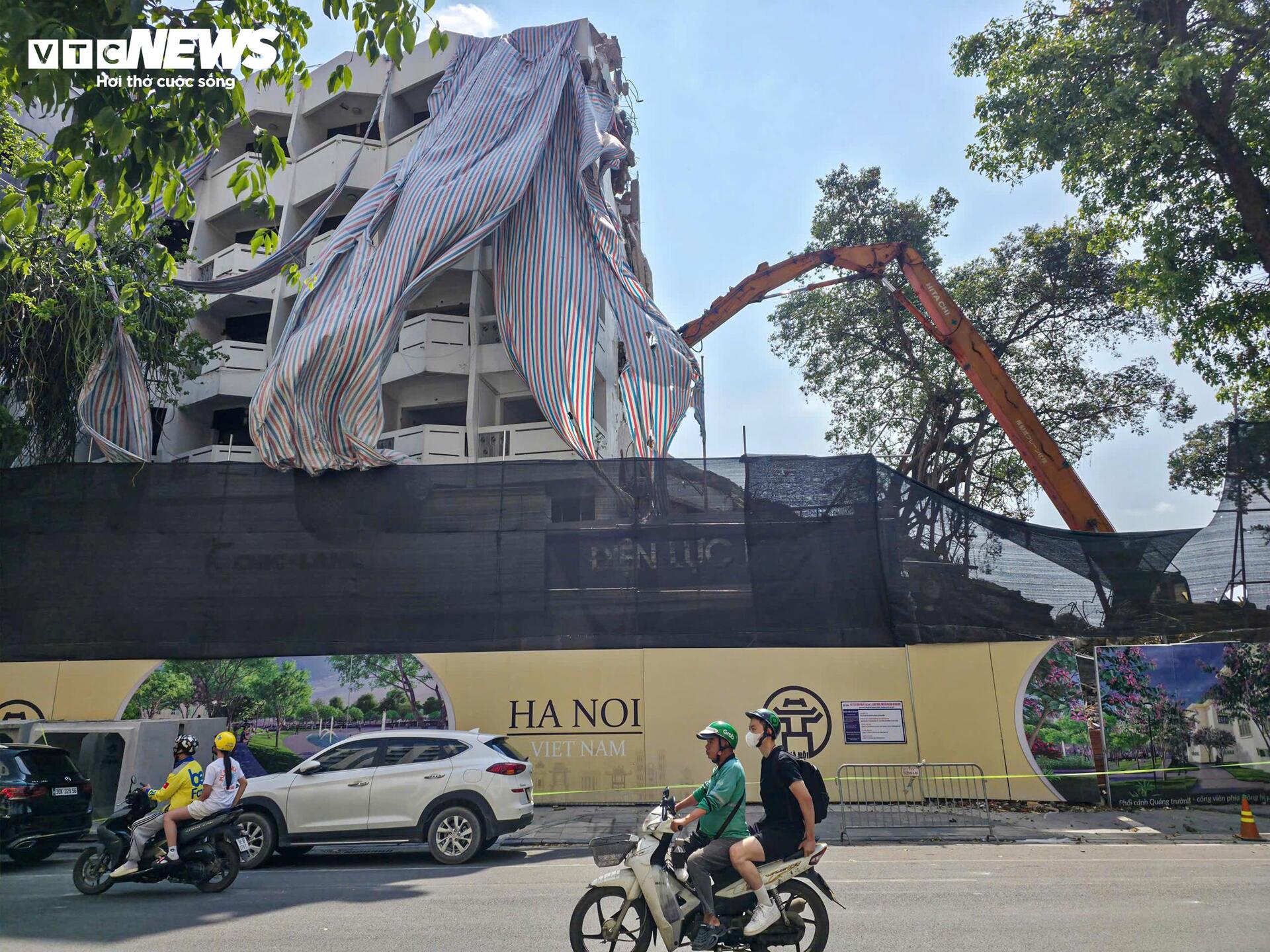 Quảng trường hơn 2ha sát Hồ Gươm dần lộ diện sau 5 tháng giải phóng mặt bằng - 3