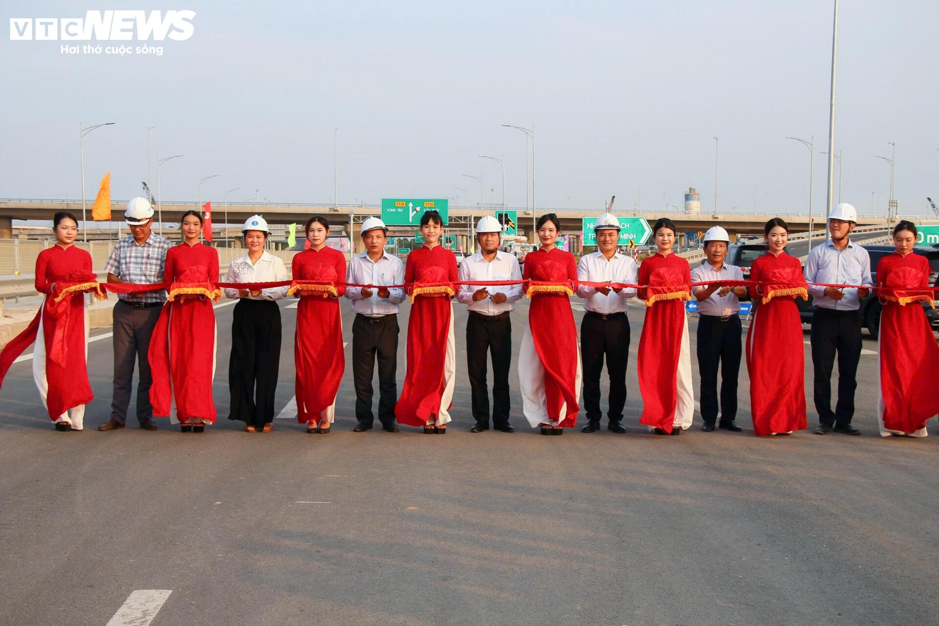 Cao tốc Biên Hòa – Vũng Tàu đón những phương tiện đầu tiên - 1