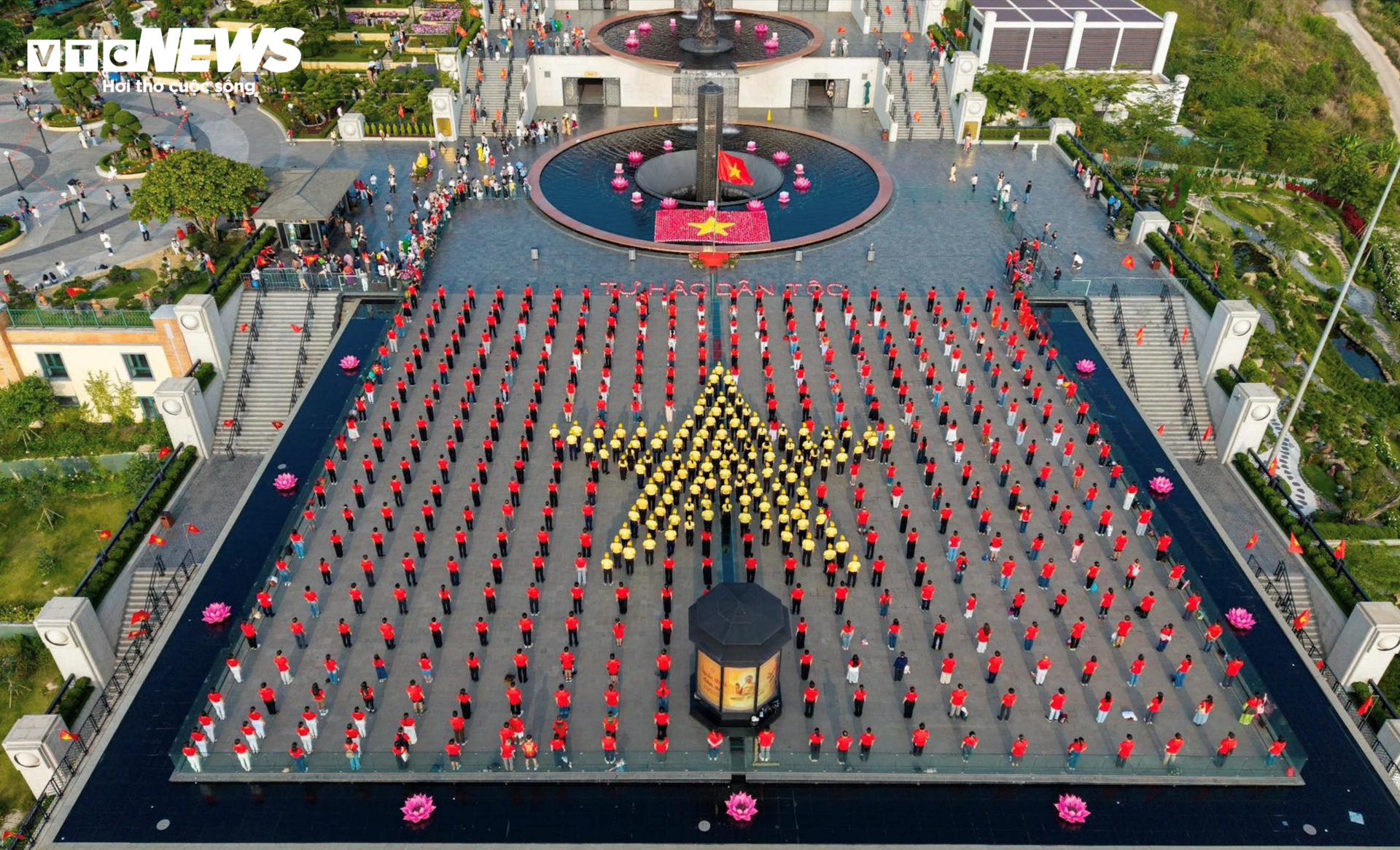  Hàng nghìn người phủ sắc đỏ trên đỉnh núi Bà Đen trong Lễ Thượng cờ 30/4 - 7