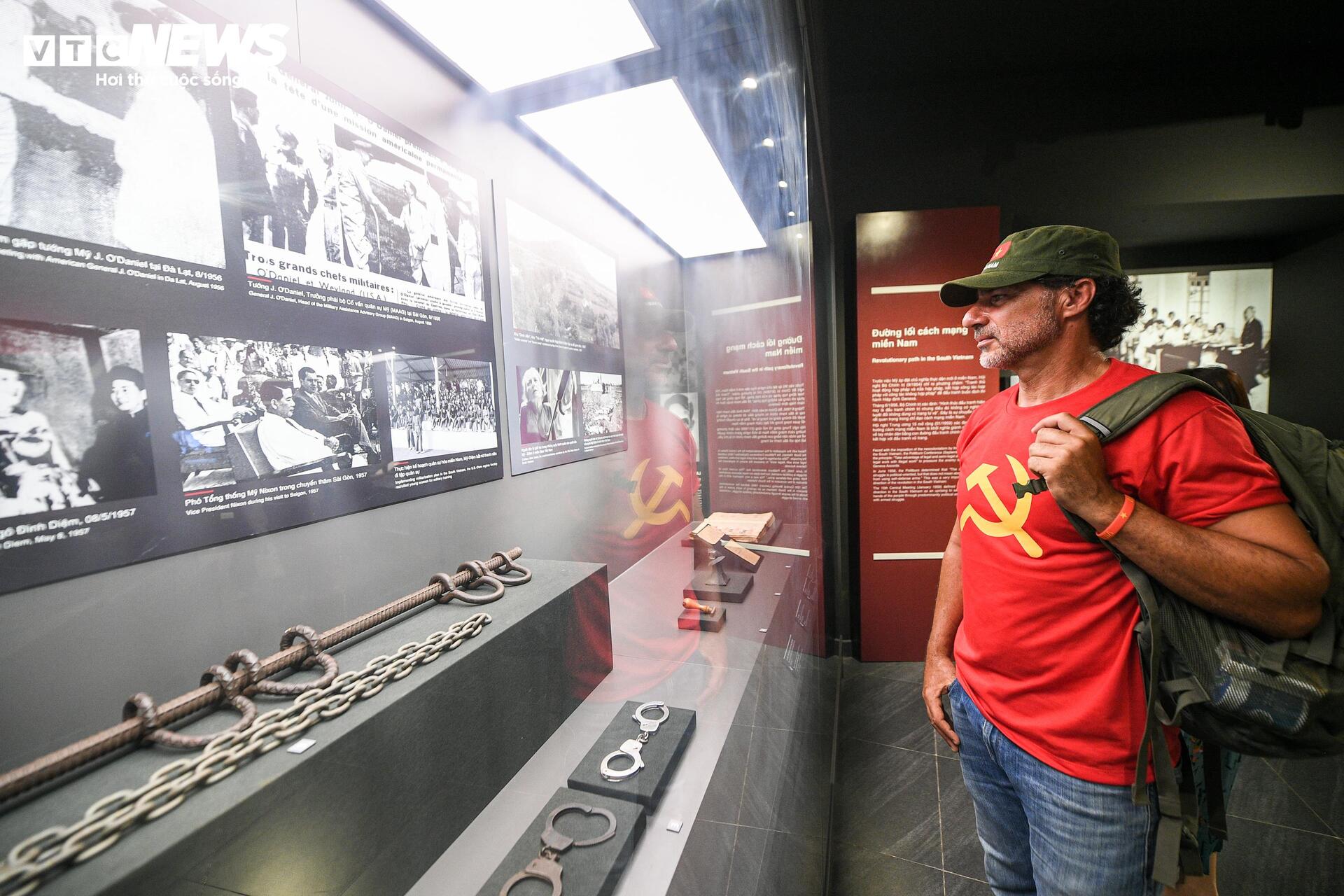 Dòng người nườm nượp đổ về Bảo tàng Lịch sử Quân sự Việt Nam dịp lễ 30/4 - 14
