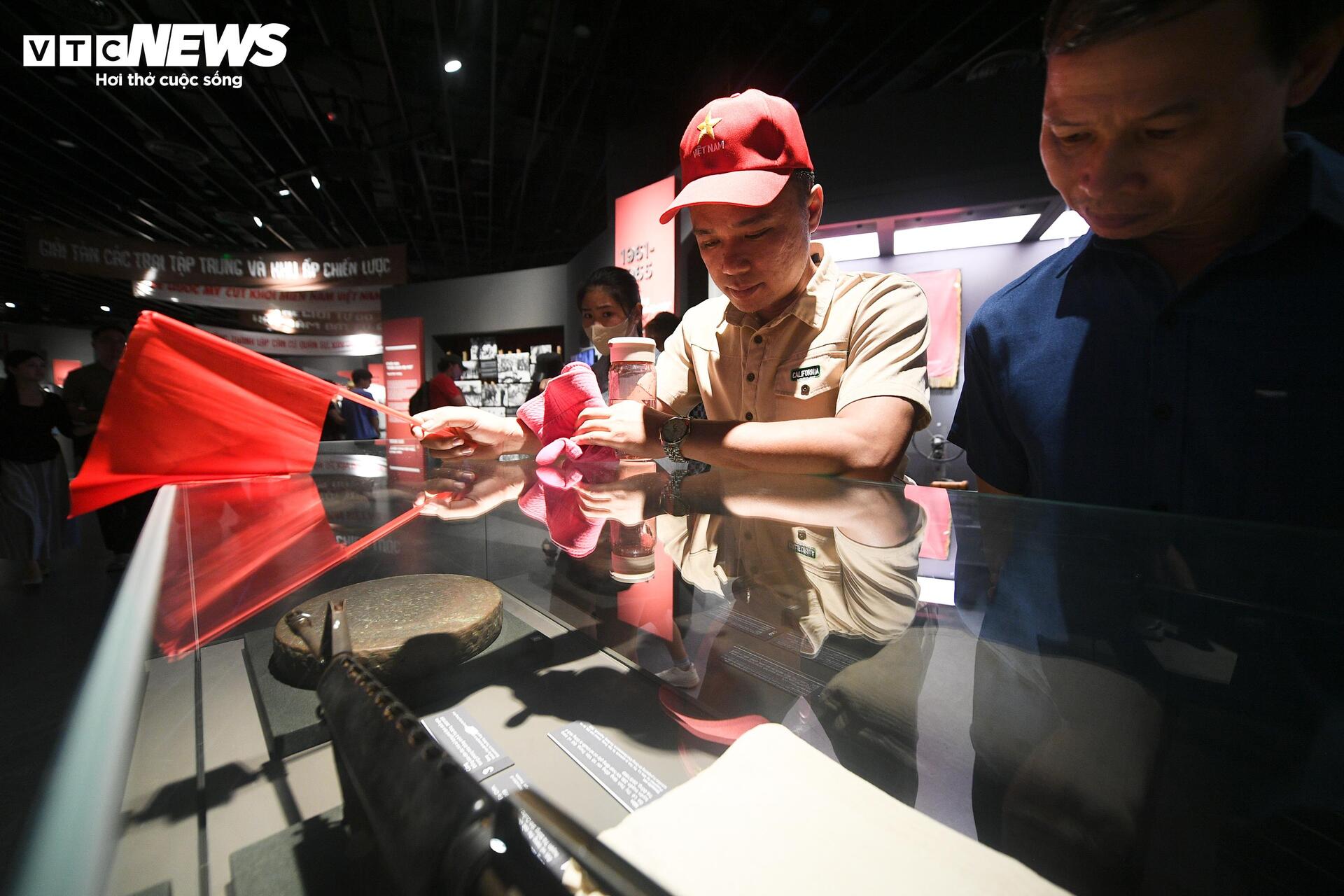 Dòng người nườm nượp đổ về Bảo tàng Lịch sử Quân sự Việt Nam dịp lễ 30/4 - 9