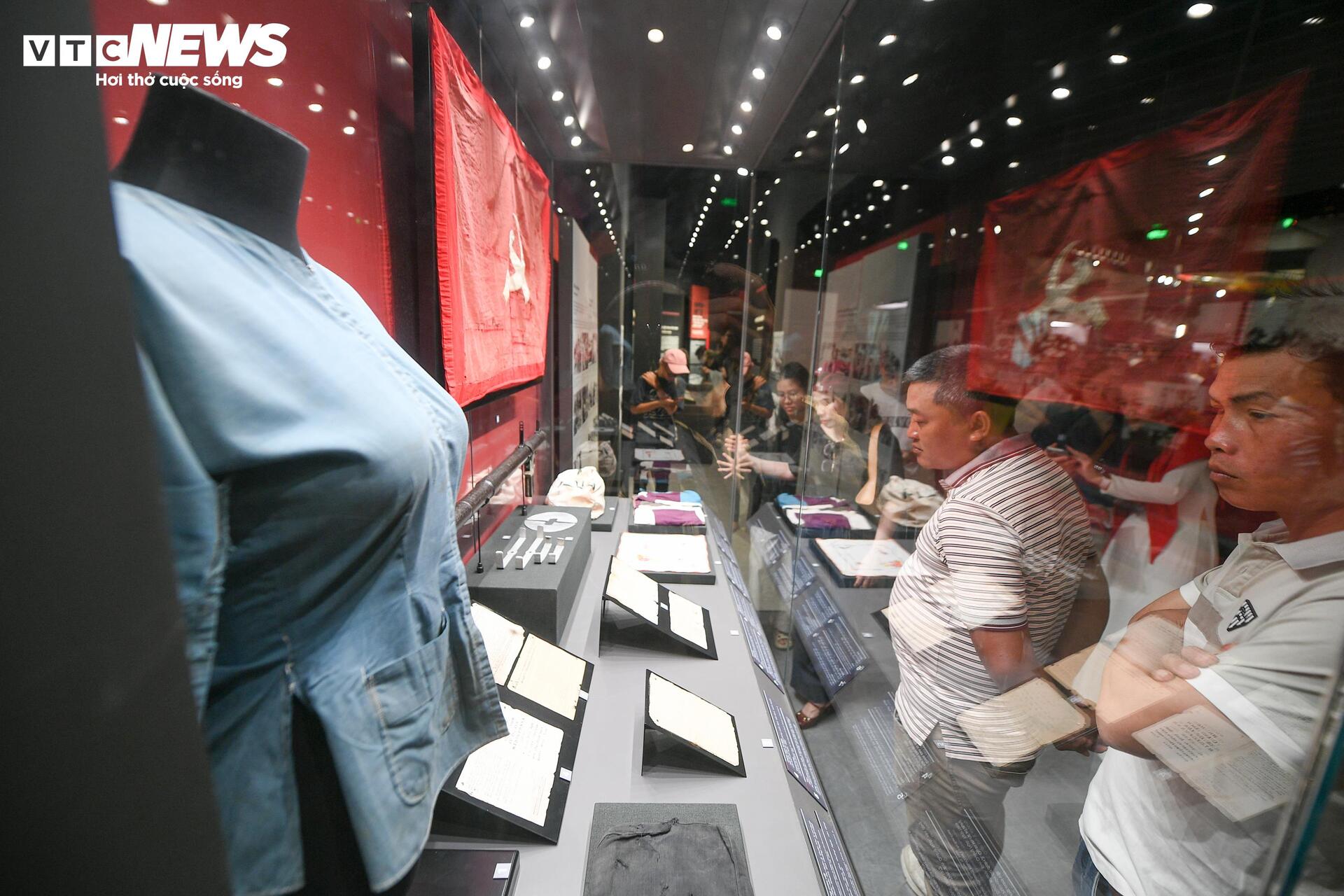 Dòng người nườm nượp đổ về Bảo tàng Lịch sử Quân sự Việt Nam dịp lễ 30/4 - 13