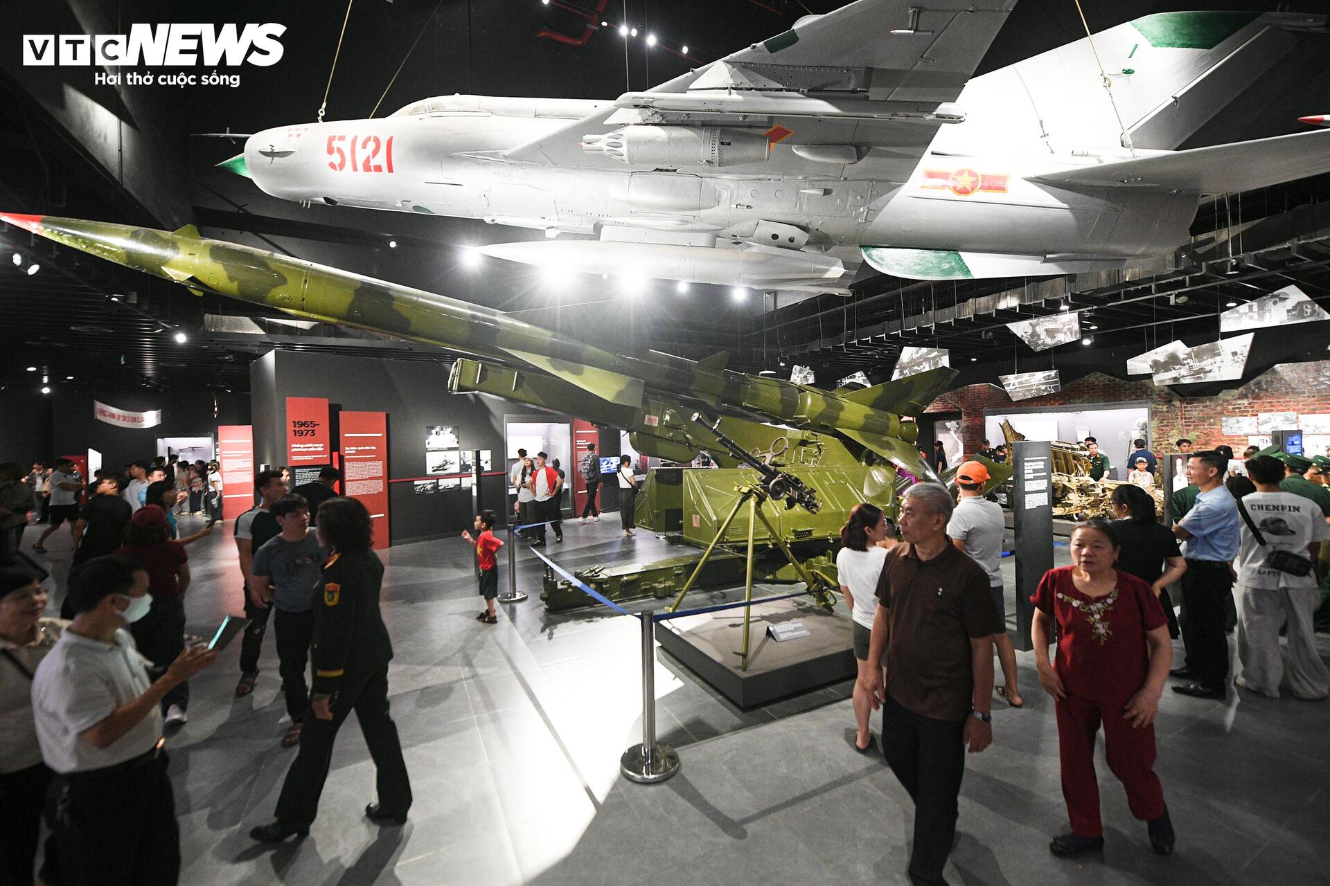 Dòng người nườm nượp đổ về Bảo tàng Lịch sử Quân sự Việt Nam dịp lễ 30/4 - 10