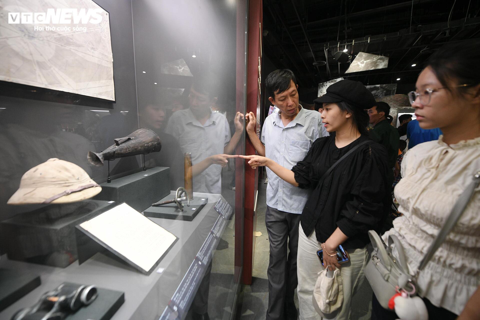 Dòng người nườm nượp đổ về Bảo tàng Lịch sử Quân sự Việt Nam dịp lễ 30/4 - 12