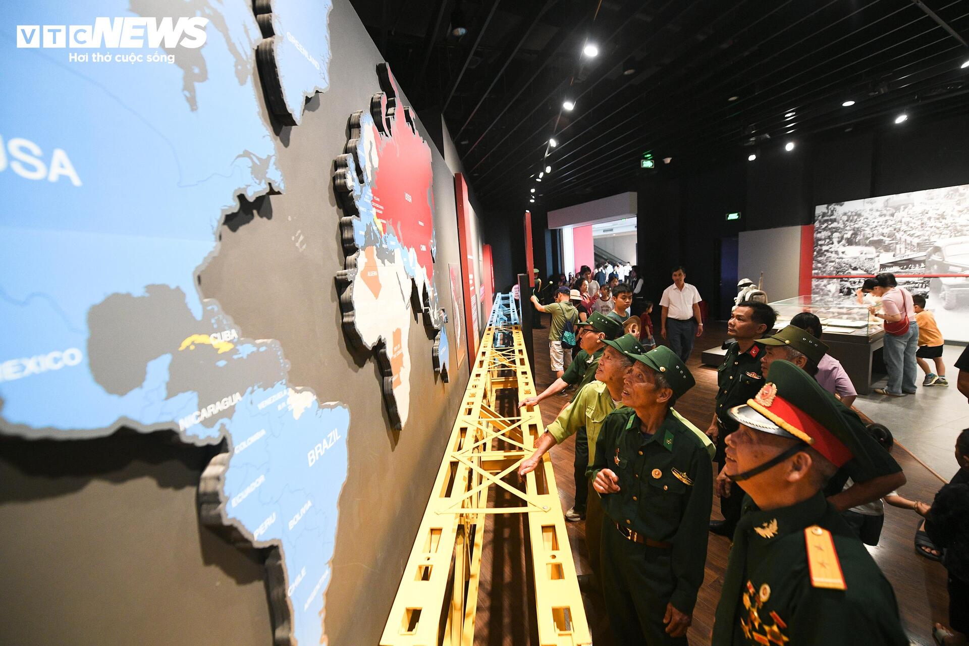 Dòng người nườm nượp đổ về Bảo tàng Lịch sử Quân sự Việt Nam dịp lễ 30/4 - 15